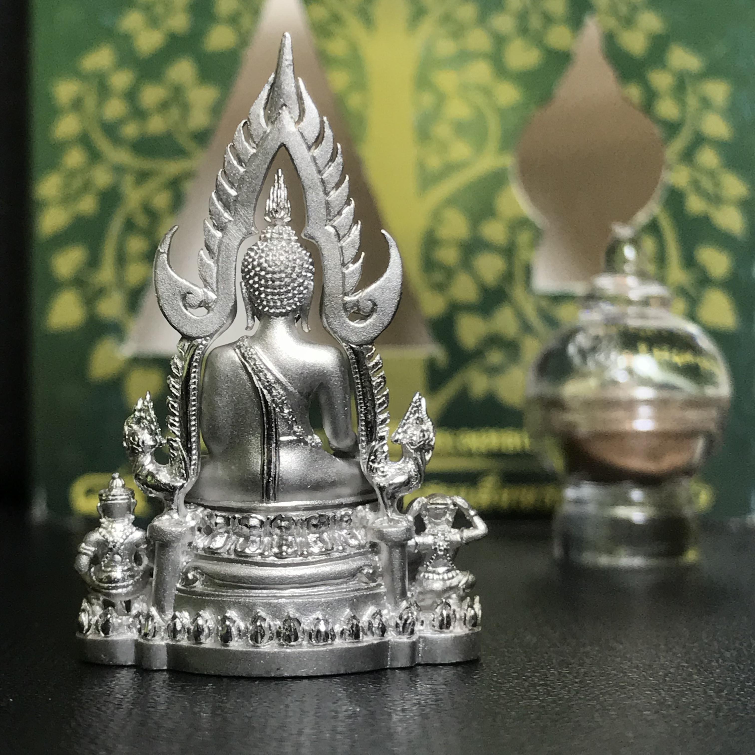 พระพุทธชินราช(จำลอง) ภปร. 84 พรรษา เนื้อเงินชุบทองคำขาว พิมพ์กลางขนาดหน้าตัก 1/2 นิ้ว(1ใน5000องค์) )(พระราชทานมวลสาร จิตรลดาและเส้นพระเจ้า(เส้นผม)รัชกาลที่9)