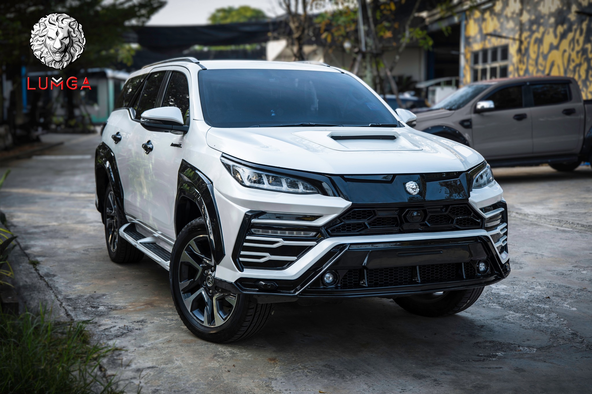 ชุดแต่งสเกิร์ตรอบคัน Toyota Fortuner 2015 - รุ่นปี ปัจจุบัน โดย Lumga (ลัมกา) bodykits