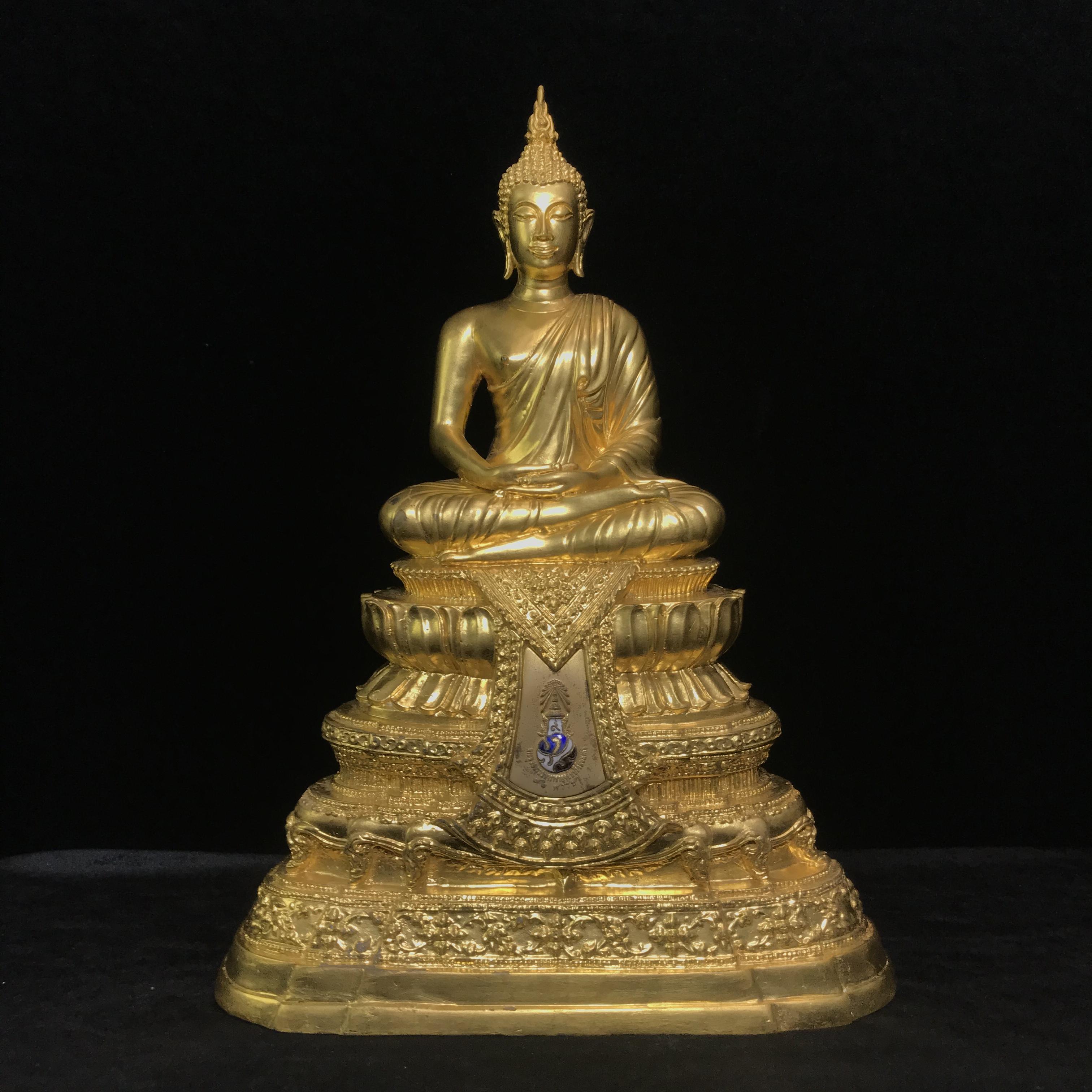 พระพุทธนวมมหาราชายุจฉับปริวัตนมงคล ภปร. พระบาทสมเด็จพระเจ้าอยู่ห้วรัชกาลที่9 เนื่องในวโรกาสเฉลิมพระชนมพรรษา 6 รอบ ( 72 พรรษา )ปี 2542 โดยสำนักนายกรัฐมนตรี หน้าตัก 5นิ้ว(พิธีใหญ่ พุทธศิลป์สวย งดงาม)