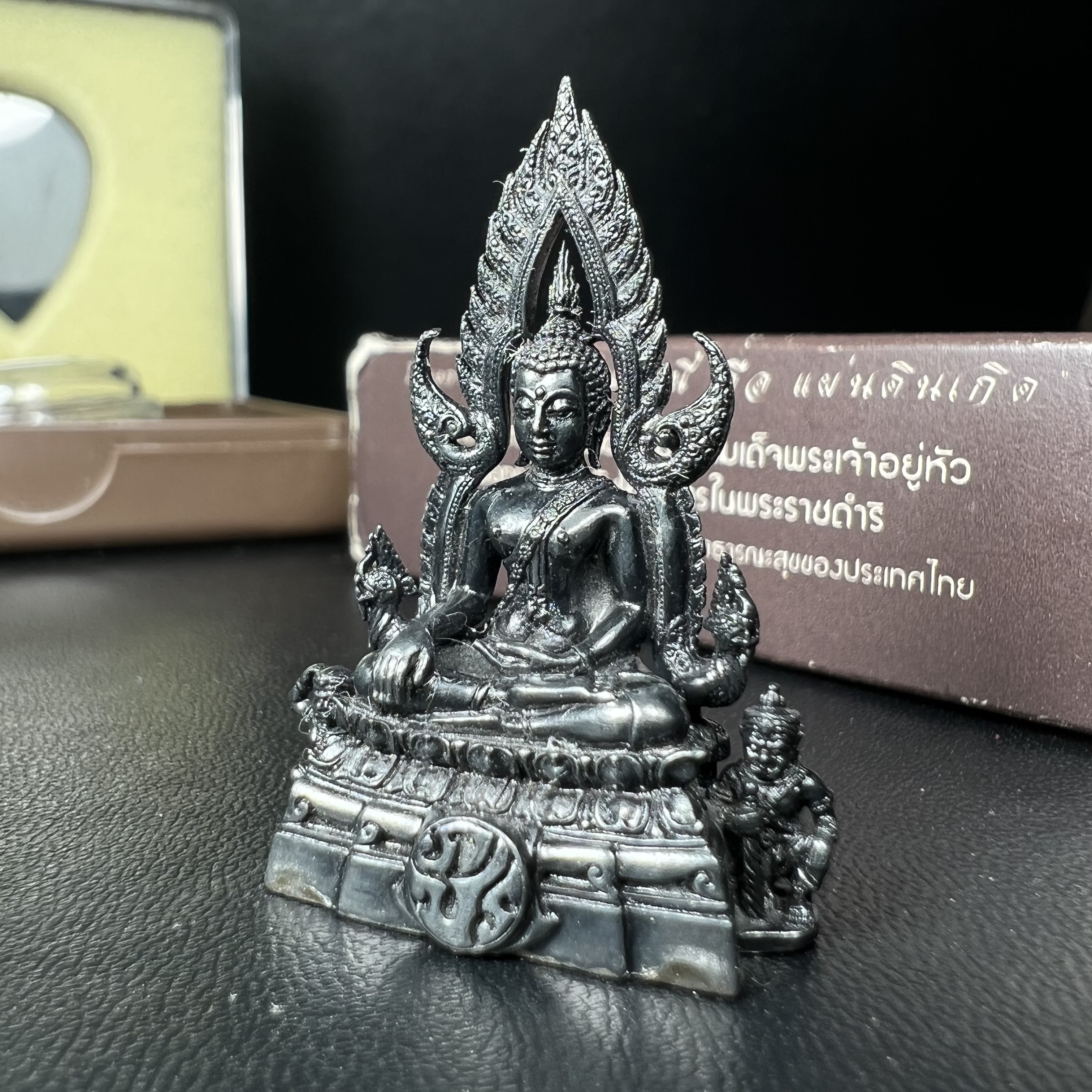 พระพุทธชินราช ภปร. โครงการ "เพราะแผ่นดินนี้ คือ แผ่นดินเกิด" ปี2548(รุ่นแรก) ลอยองค์ หน้าตัก 1/2 นิ้ว เนื้อเงินรมดำ(พุทธศิลป์จำลองเมื่อครั้งลอกทอง ครั้งที่3 เมื่อปี2547 ร้อยปีจะมีสักครั้ง "พระพุทธชินราชองค์ดำ")