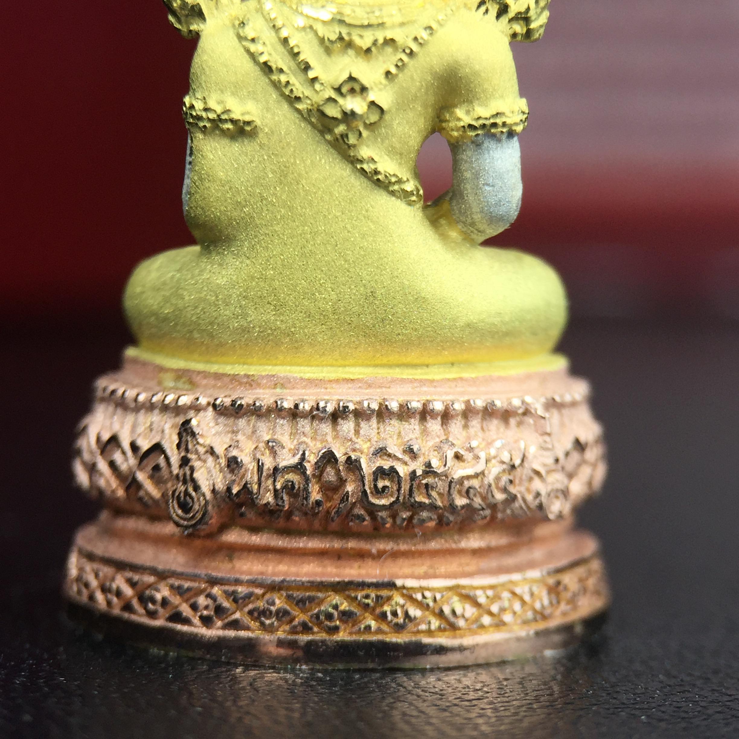 พระแก้วมรกต ภปร.(รุ่นแรก) ปี2545 จัดสร้างในมหาวโรกาส พระบาทสมเด็จพระเจ้าอยู่หัวรัชกาลที่ 9 ครบรอบ 75 พรรษา และฉลองกรุงรัตนโกสินทร์ครบ 220 ปี พิมพ์ลอยองค์ใหญ่ เนื้อเงินบริสุทธิ์ 92.5%(สามกษัตริย์) ขนาด 19*35 มม. พร้อมกล่อง สวยครบสมบูรณ์(องค์หมายเลข 2369)