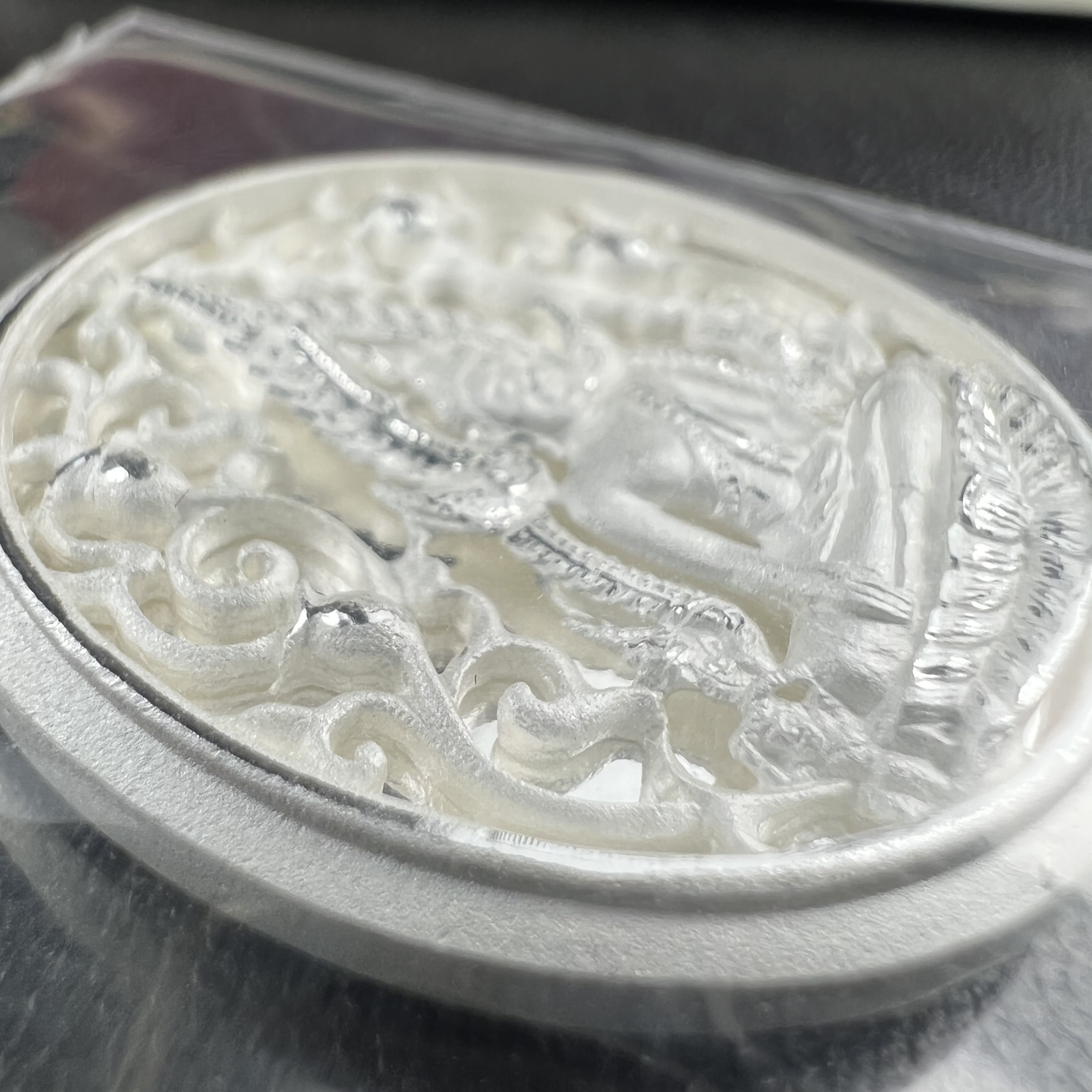 พระพุทธชินราช รุ่น ประวัติศาสตร์ มูลนิธิเพื่อตำรวจไทยจัดสร้าง ปี 2562 เนื้อเงินขัดเงา พิมพ์เหรียญรูปไข่ฉลุลายไทย พิมพ์ใหญ่ พระพุทธชินราช แบบจิวเวอร์รี่ (ขนาดสูง 2.9 ซม.) (สภาพ สวย ซีนซองเดิม กล่องบรรจุเดิมครบสมบูรณ์)