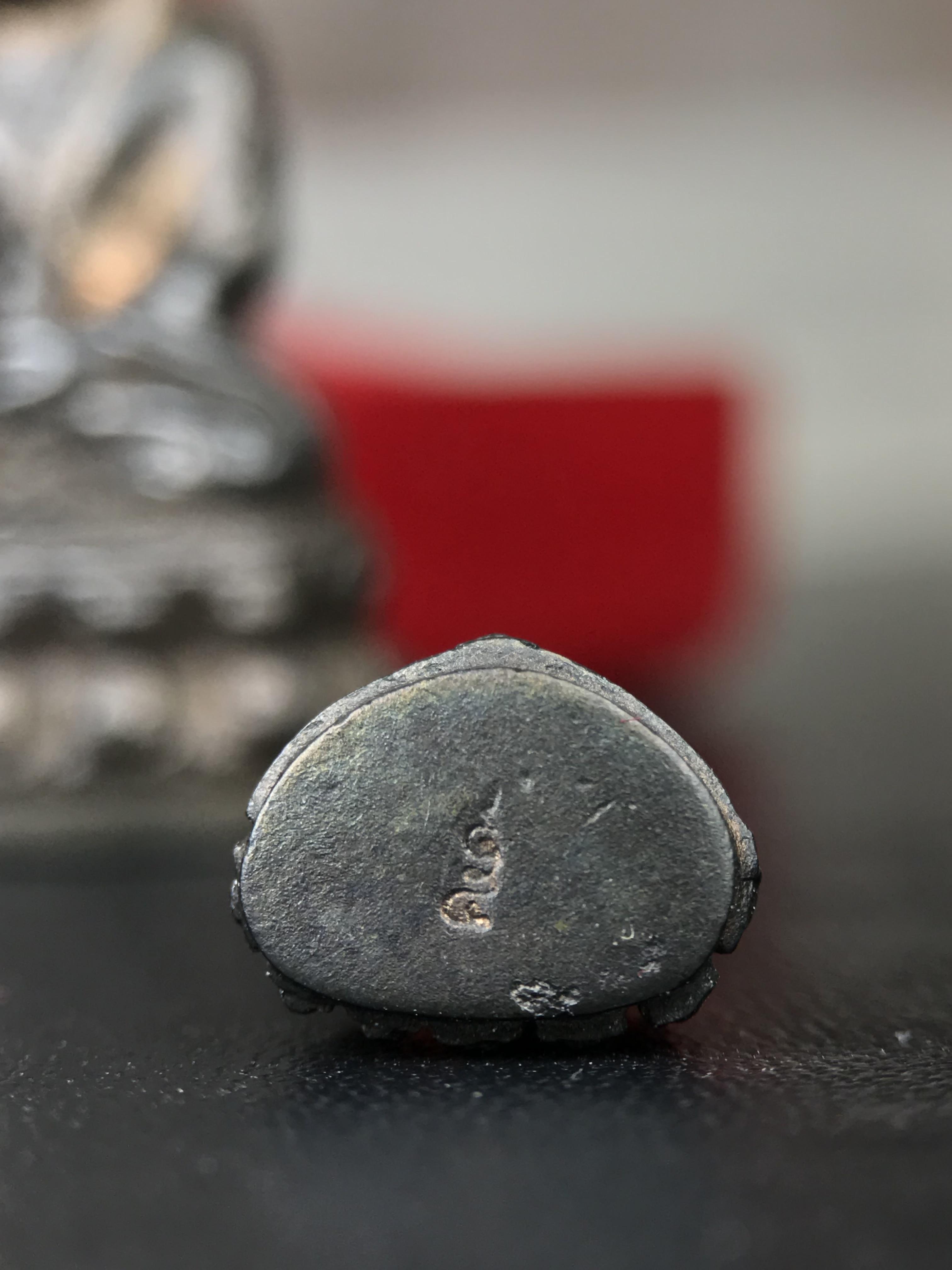 พระกริ่ง-พระชัยวัฒน์ ปวเรศ วัดบวรนิเวศวิหาร ปี 2530 พระบาทสมเด็จพระเจ้าอยู่หัวรัชกาลที่ 9 เจริญพระชนมพรรษา 5 รอบนักษัตริย์(ในหลวง ร.9 เสด็จเททอง)(บรรจุผงจิตรลดาเส้นเกศาในหลวงรัชกาลที่9)พร้อมสูจิบัตรเดิมตอนจัดสร้าง(สภาพสวยครบสมบูรณ์))พิธีใหญ่ รุ่นยอดนิยม