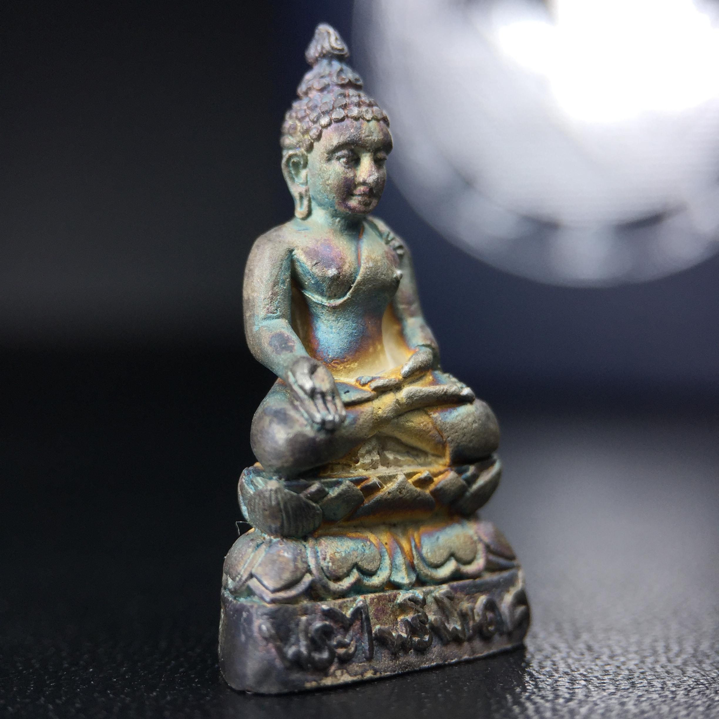 พระกริ่งไพรีพินาศ วัดบวรนิเวศวิหาร ปี2538 การไฟฟ้าส่วนภูมิภาคจัดสร้าง เนื้อเงิน(สภาพผิวเดิม ขึ้นสีรุ้งธรรมชาติ สวยแบบนิยม)พร้อมกล่องบรรจุเดิม หมายเลข 6432