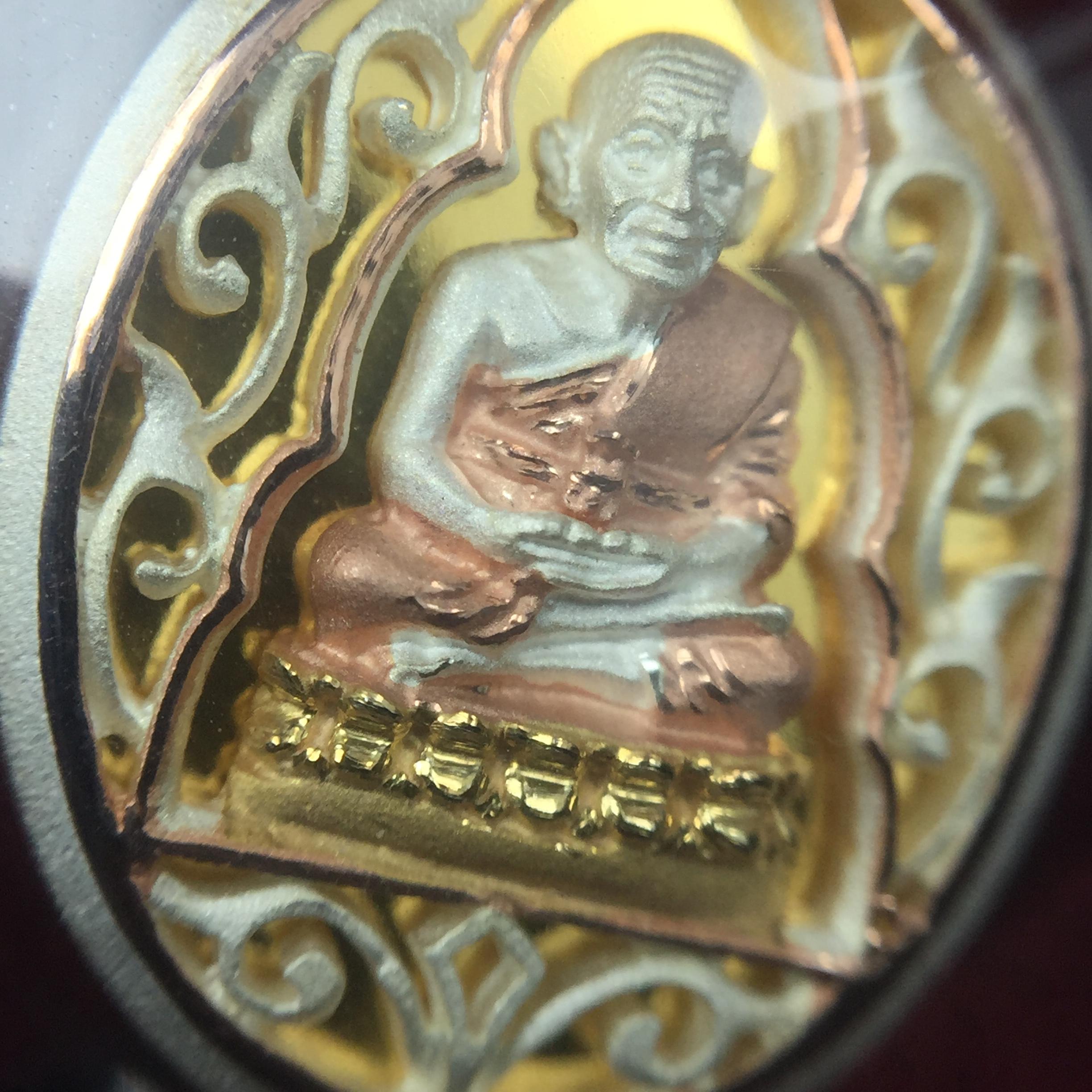 เหรียญหลวงพ่อทวด รุ่นมงคลบารมี วัดประสาทบุญญาวาส ปี 2545 เนื้อเงินสามกษัตริย์ พิมพ์ทรงรูปไข่เล็ก(ขนาด 2.0*1.8 ซม.)ฉลุลายฉากพี้นหลังสีทองสวยงาม ตอกโค๊ตมีหมายเลข พร้อมกล่องบรรจุเดิม