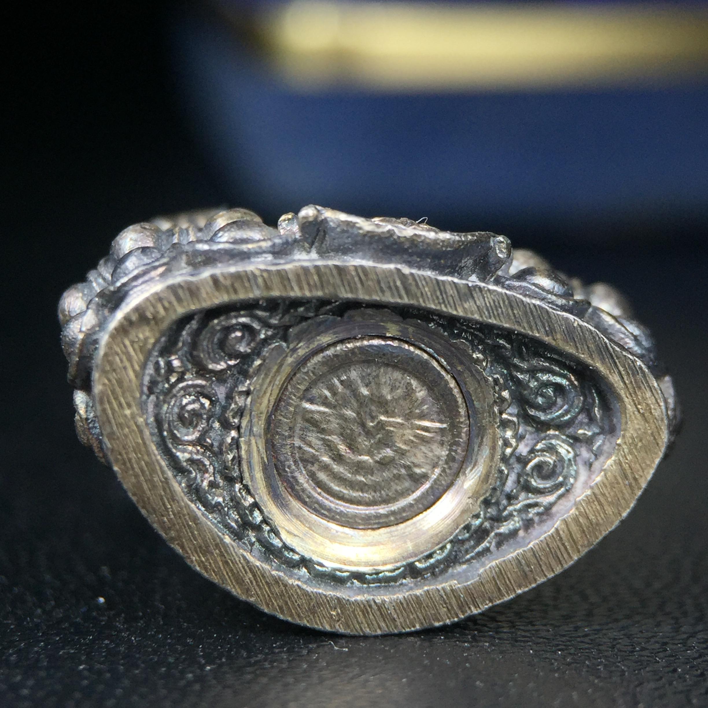 พระกริ่งศิรากาศ ภปร.(พระกริ่งคุ้มเกล้า)วัตถุมงคล"คุ้มเกล้าฯ" มูลนิธิ “คุ้มเกล้า” ในพระบรมราชูปถัมภ์ จัดสร้าง โรงพยาบาลภูมิพล เนื้อเงิน(พิมพ์หน้าไทย)(สภาพผิวเดิมขึ้นน้ำทองรุ้งๆทั่วองค์สวยมาก มาพร้อมกล่องบรรจุเดิมแบบนี้หายาก)(รัชกาลที่9เสด็จเททอง)