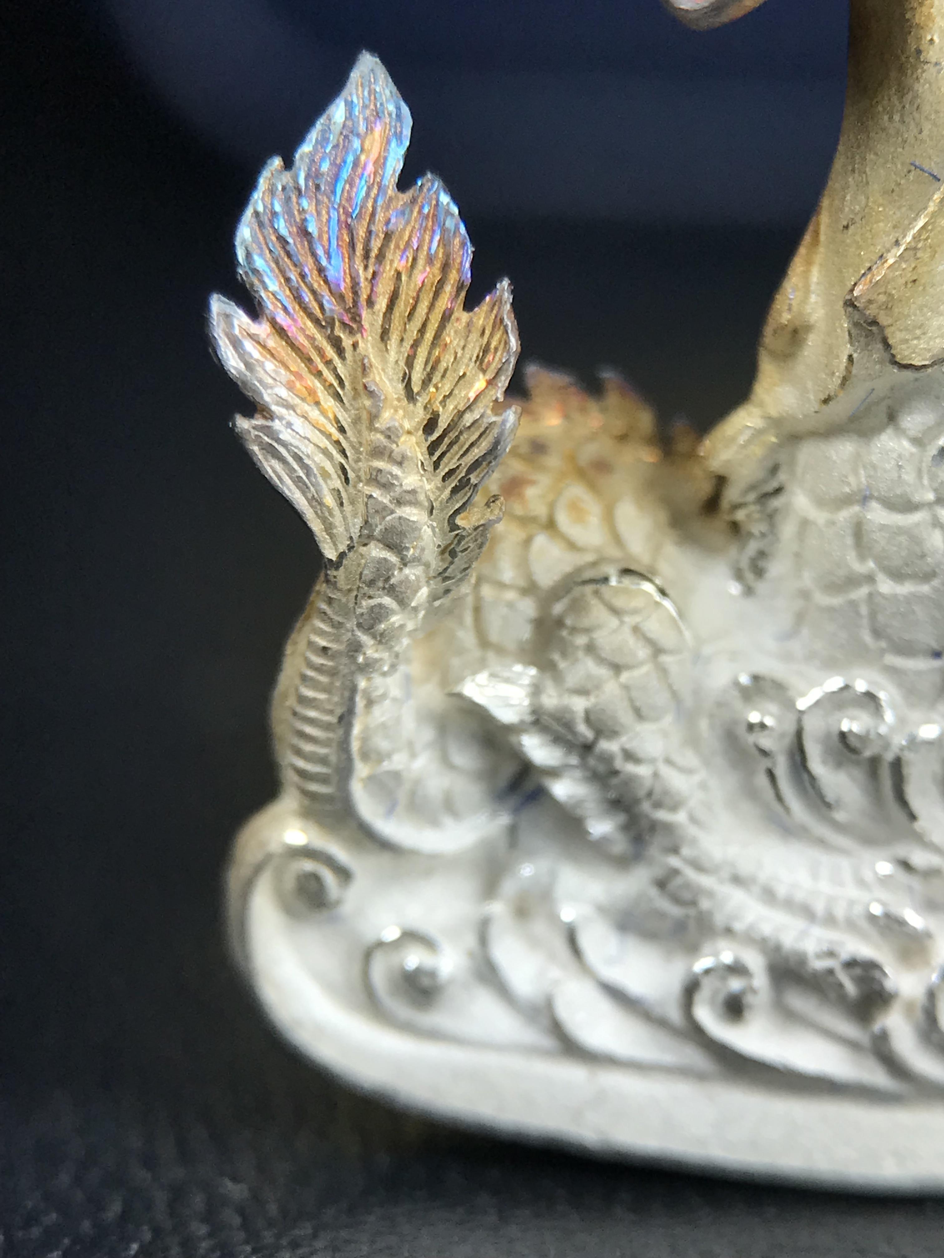 รูปหล่อลอยองค์พระโพธิสัตว์กวนอิม ทรงประทับมังกร จ.ระนอง ปี 2539 เนื้อเงิน พิมพ์ใหญ่(ผิวรุ้งไฟ)(สภาพผิวเดิมขึ้นสีรุ้งธรรมชาติสวยแบบนิยม)(เสน่ห์พระเนื้อเงินสีสันที่ธรรมชาติสรรค์สร้าง)เฉลิมฉลองในวโรกาสที่พระบาทสมเด็จพระเจ้าอยู่หัวทรงครองสิริราชสมบัติครบ50ปี