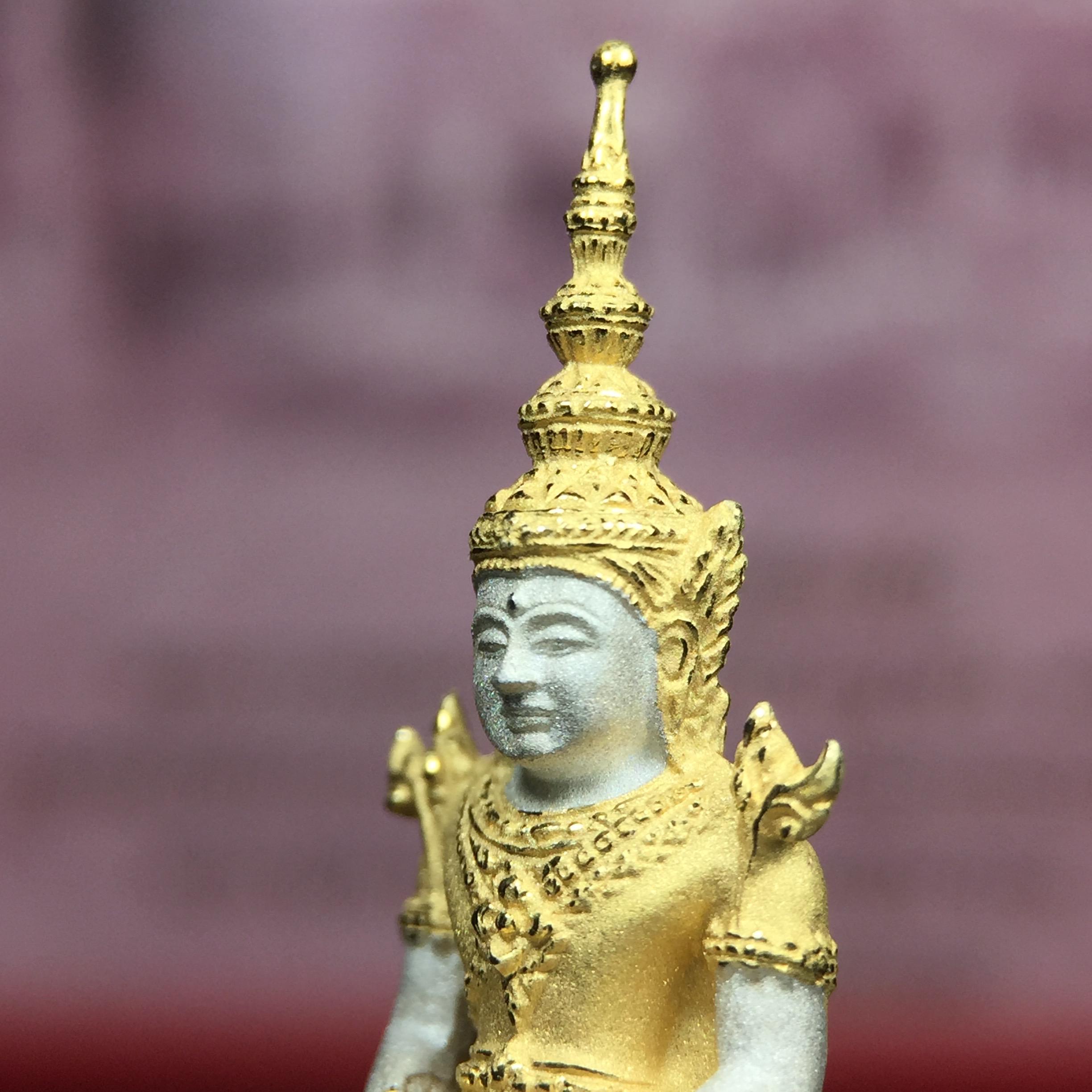 พระแก้วมรกต ภปร.(รุ่นแรก) ปี2545 จัดสร้างในมหาวโรกาส พระบาทสมเด็จพระเจ้าอยู่หัวรัชกาลที่ 9 ครบรอบ 75 พรรษา และฉลองกรุงรัตนโกสินทร์ครบ 220 ปี พิมพ์ลอยองค์ใหญ่ เนื้อเงินบริสุทธิ์ 92.5%(สามกษัตริย์) ขนาด 19*35 มม. พร้อมกล่อง สวยครบสมบูรณ์(องค์หมายเลข ๑๗๒๐)