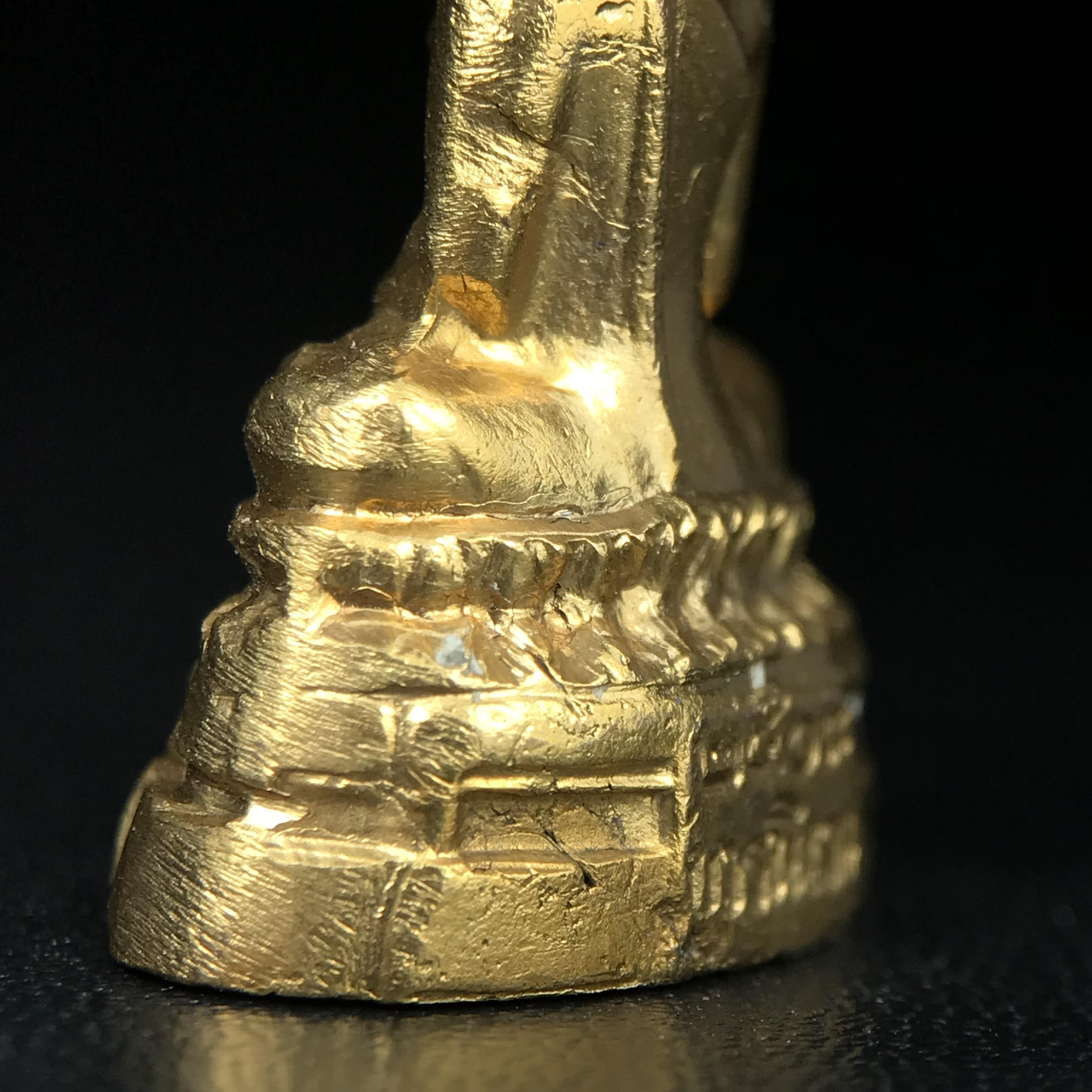 พระกริ่ง ภปร.(รุ่นแรก) วัดบวรนิเวศวิหาร พ.ศ.2508 กะไหล่ทองเดิม(กรรมการ)พิมพ์นิยม(หูยาว)(ก้นตะไบหยาบ)สภาพคัดสวยเดิม(ในหลวงรัชกาลที่9ทรงเสด็จเททอง)พบเจอน้อยหายาก