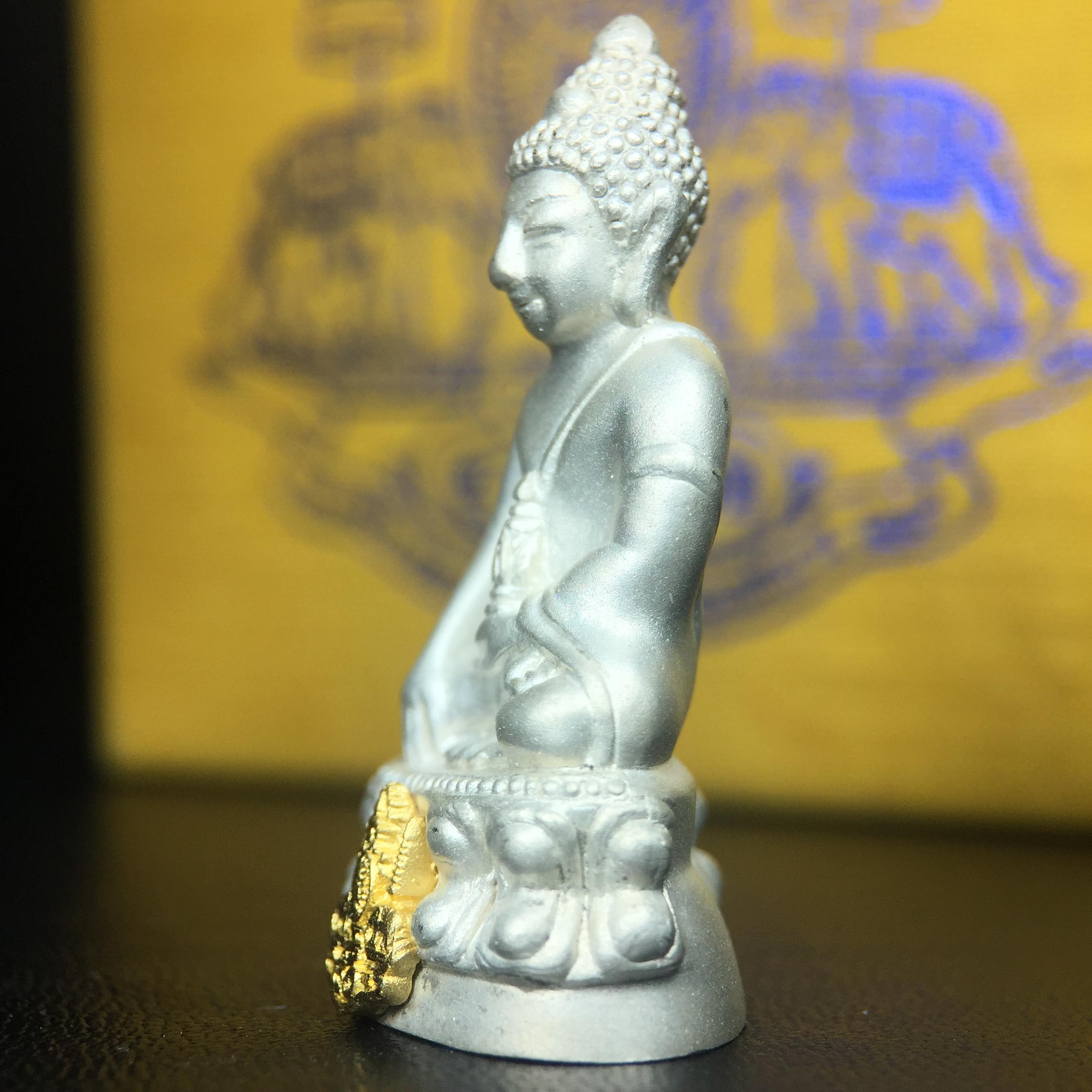 พระกริ่งสมเด็จญาณ วัดบวรนิเวศวิหาร เนื้อเงินบริสุทธิ์ 92.5% ตรากาญจนาภิเษกทองคำ(เนื้อทองคำแท้) พระราชทานแจกเมื่อ 3 ตุลาคม 2538 จัดสร้างในวโรกาส สมเด็จพระญาณสังวร สมเด็จพระสังฆราช ฉลองพระชนมายุครบ 82 พรรษา และฉลองครองราชสมบัติครบ 50 ปี รัชกาลที่ 9(หายาก)