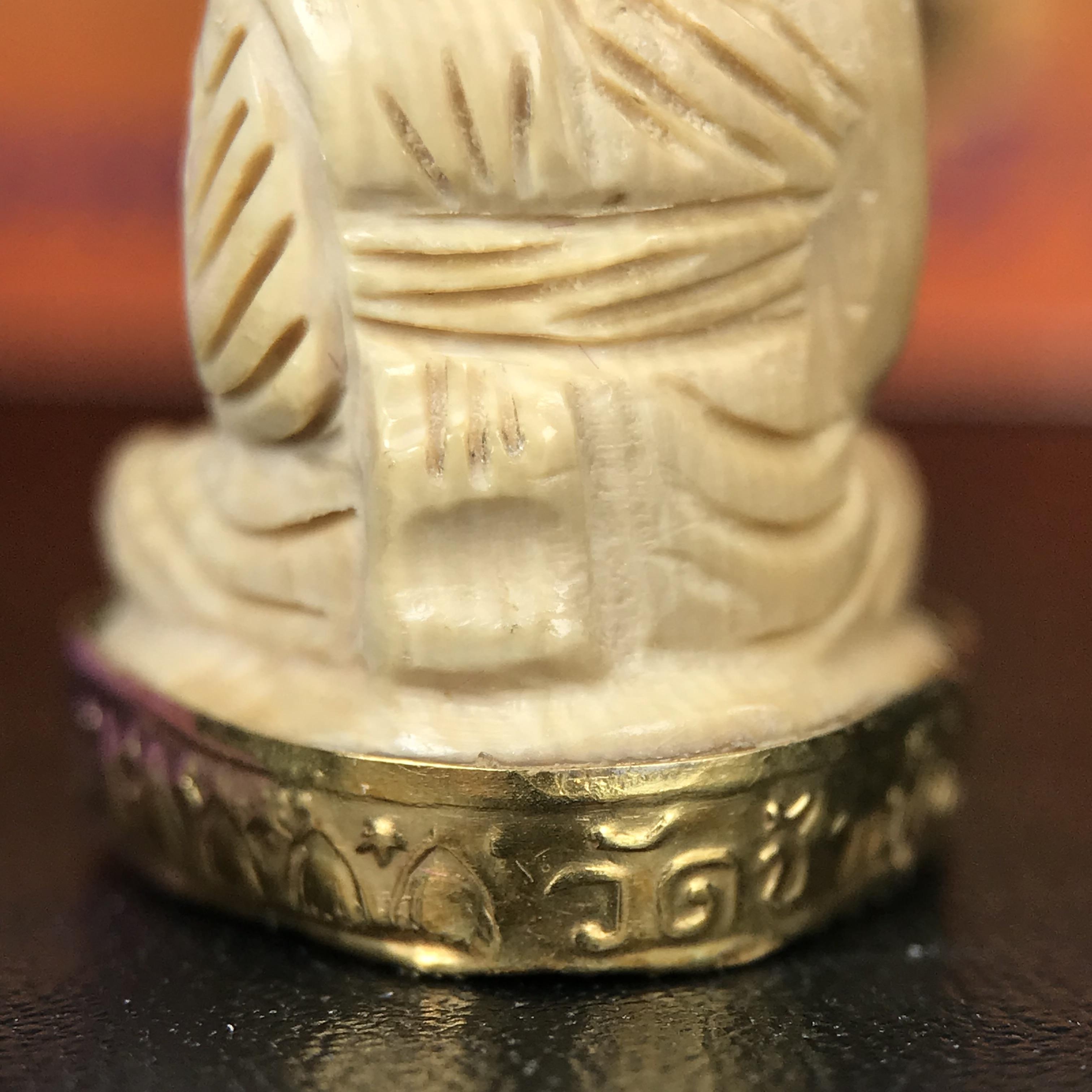 สมเด็จหลวงพ่อทวด รุ่นคชสารหมื่นปี (ศิลปาชีพ) วัดช้างให้ ปี 2541โดยมีท่าน อ.นอง วัดทรายขาว เป็นเจ้าพิธี และมีเกจิร่วมปลุกเสก 108 รูป บรรจุผงว่านเก่าและดินกากยายักษ์(พิมพ์ลอยองค์ฐานทองคำโค๊ตทองคำ)พร้อมกล่องบรรจุและใบรับรองเดิมครบ นิยมหายาก