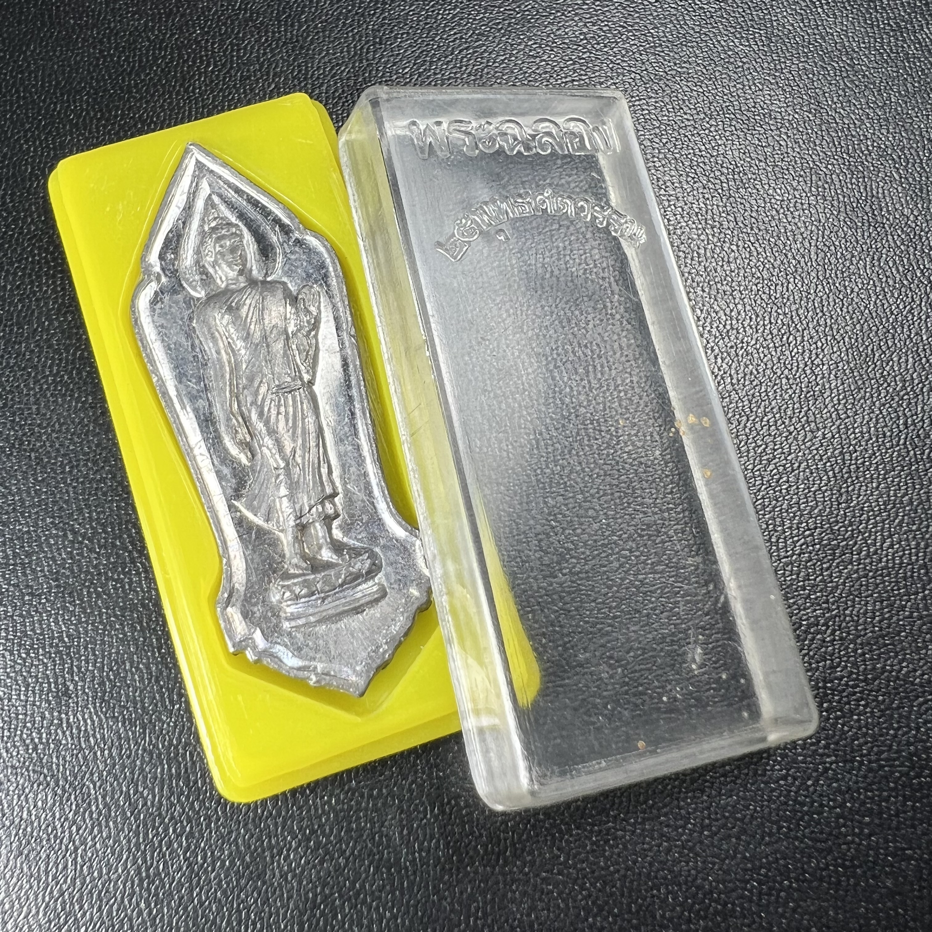 เหรียญพระลีลา 25 พุทธศตวรรษ ปี2500 เนื้อชินดีบุก(พิมพ์หางหงส์ บล็อกมีเขี้ยว)(พระดี พิธีใหญ่ ในหลวง ร.9 เสด็จร่วมพิธี)