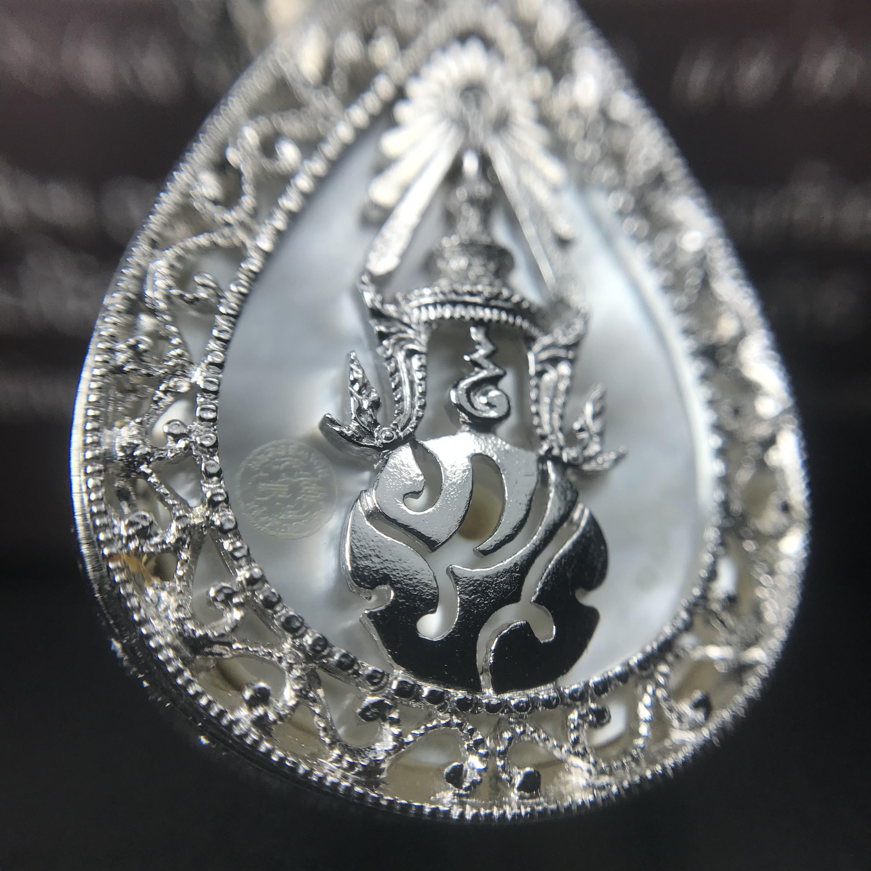 พระพุทธชินราช ภปร. โครงการ "เพราะแผ่นดินนี้ คือ แผ่นดินเกิด" ปี2548(รุ่นแรก) เหรียญทรงหยดน้ำ ขนาด 21 x 31 มม. เนื้อเงินสามกษัตริย์ องค์พระชุบสามกษัตริย์ ล้อมด้วยกรอบเงินชุบทองคำขาวสลักเสลาเป็นลวดลายละเอียดอ่อน ส่วนพื้นองค์พระเป็นเปลือกหอยมุข