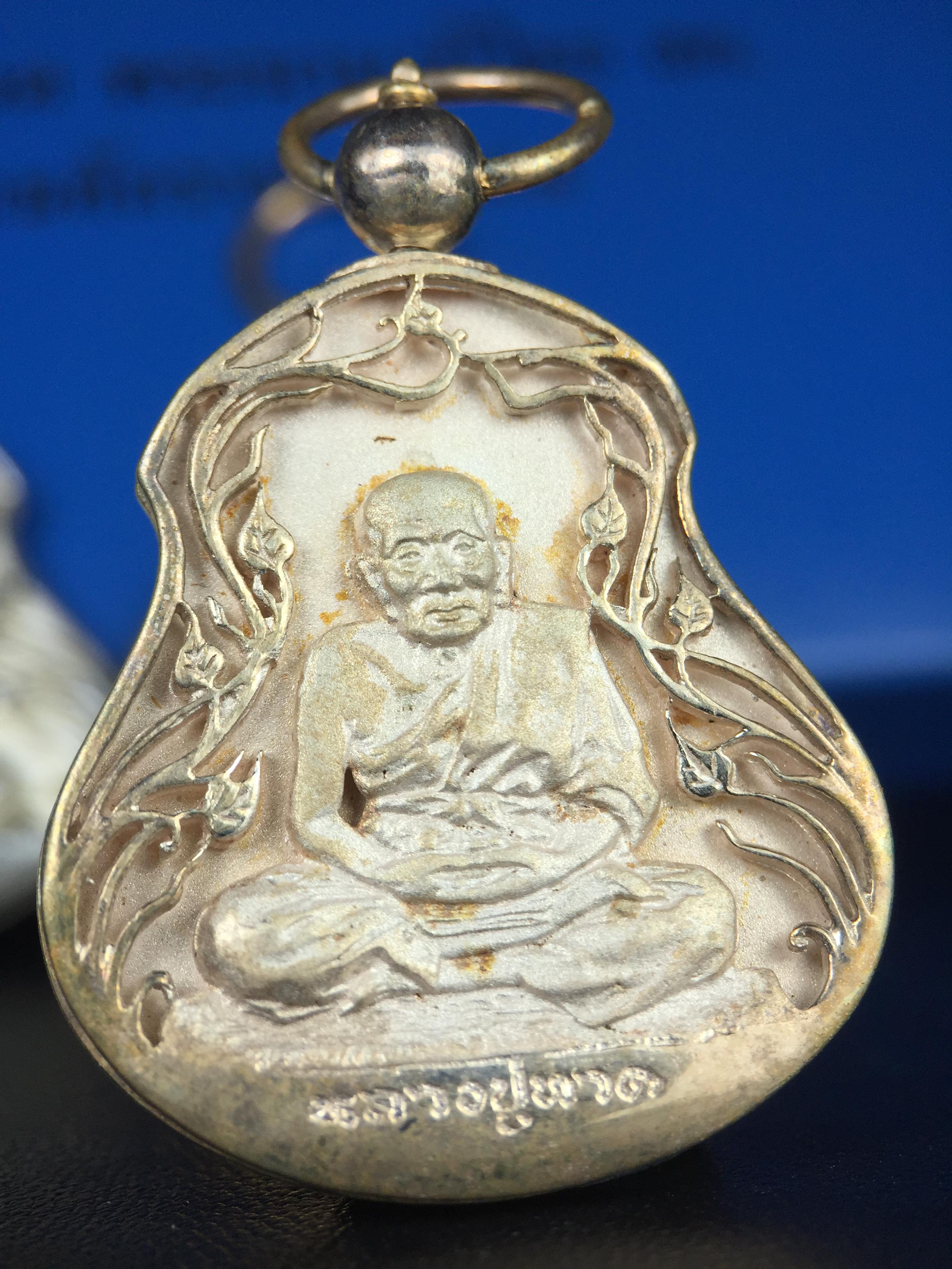 เหรียญหลวงปู่ทวด พระนามาภิไธย สก. แบบงานฉลุโบราณ(HAND MADE) ปี 2544 ชุดทองคำ(เนื้อทองคำ(15.16 กรัม)+เนื้อเงิน+เนื้อบรอนซ์)พิธีปลุกเสก ณ อุโบสถวัดช้างให้ และ พิธีมังคลาภิเษก ณ พระอุโบสถ วัดพระศรีรัตนศาสดาราม(วัดพระแก้ว) (1 ใน 500 ชุด)พบเจอน้อยหายากมาก