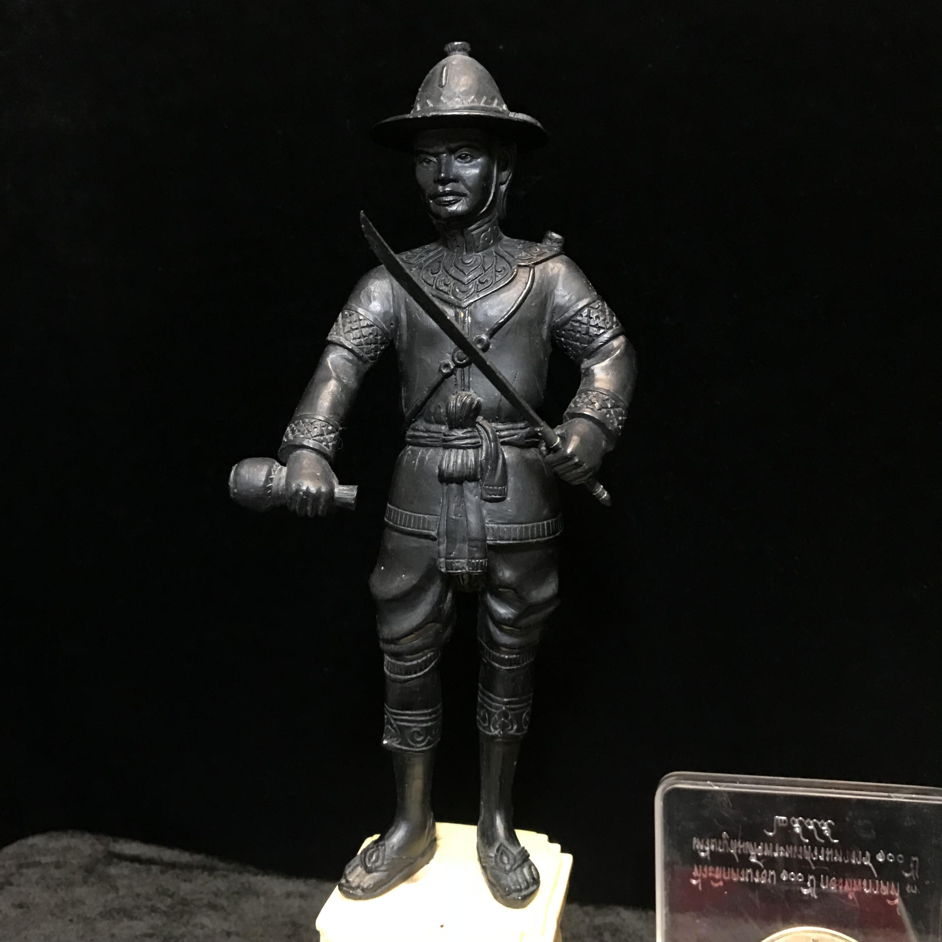 พระบรมรูปหล่อและเหรียญสมเด็จพระนเรศวรมหาราช ที่ระลึกครบ 100 ปี กองทัพภาคที่3 พ.ศ.2545