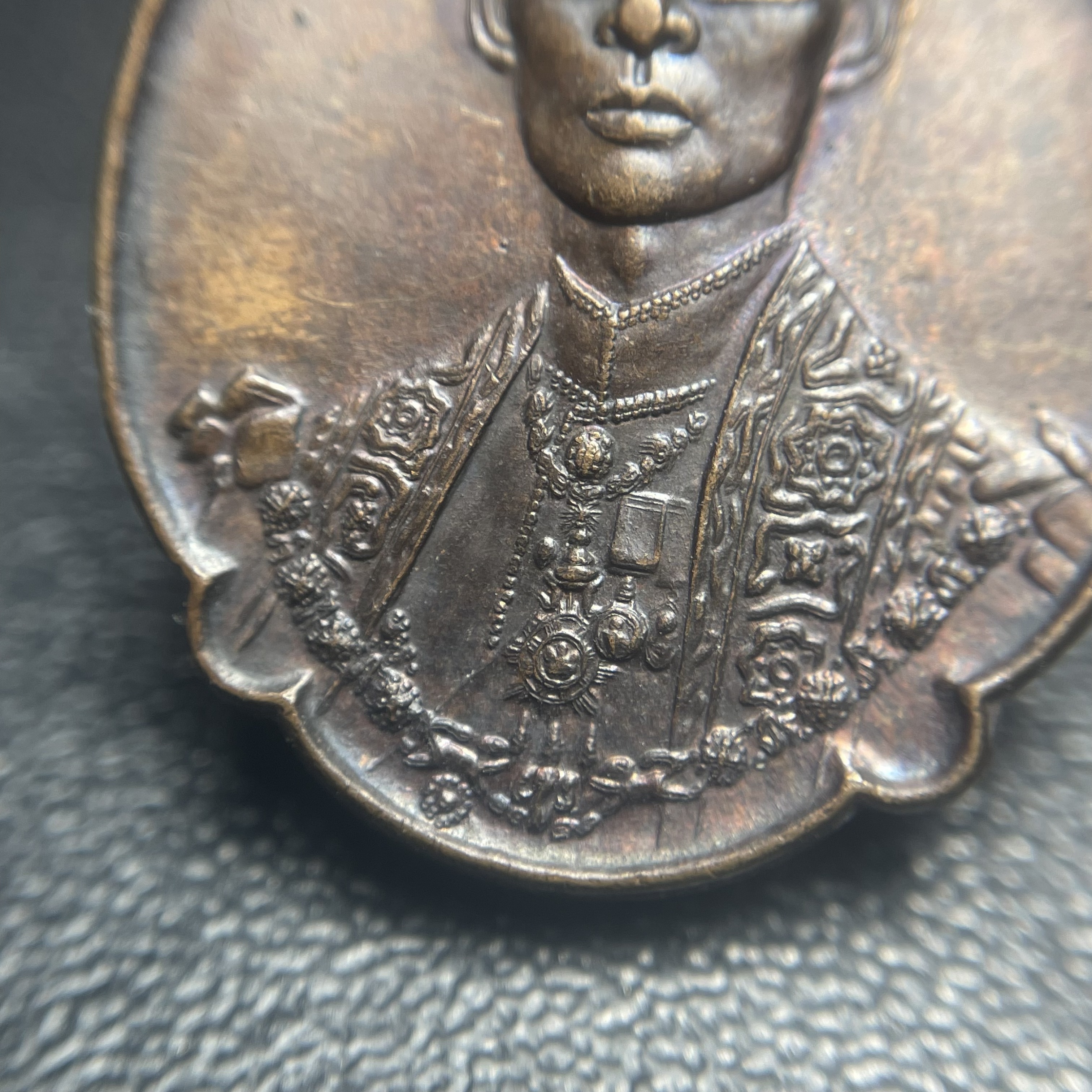 เหรียญ ร.9 ทรงเฉลิมพระชนมพรรษาครบ 4 รอบ ปี2518 เนื้อทองแดง(พิธีใหญ่)(รุ่นยอดนิยม เหรียญหลักที่ต้องมี เกจิดังในยุคร่วมปลุกเสก)