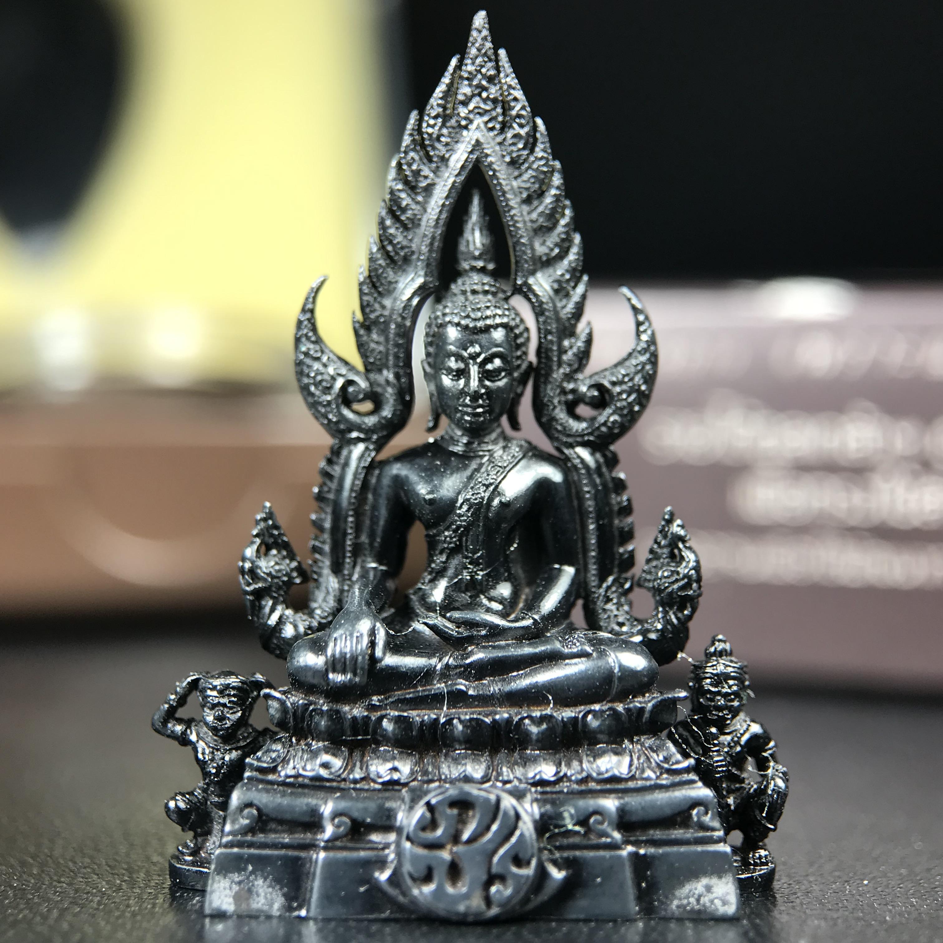 พระพุทธชินราช ภปร. โครงการ "เพราะแผ่นดินนี้ คือ แผ่นดินเกิด" ปี2548(รุ่นแรก) ลอยองค์ หน้าตัก 1/2 นิ้ว(ขนาด 3.5 x 2.5 ซม.) เนื้อเงินรมดำ(พุทธศิลป์จำลองเมื่อครั้งลอกทอง ครั้งที่3 เมื่อปี2547 ร้อยปีจะมีสักครั้ง "พระพุทธชินราชองค์ดำ")