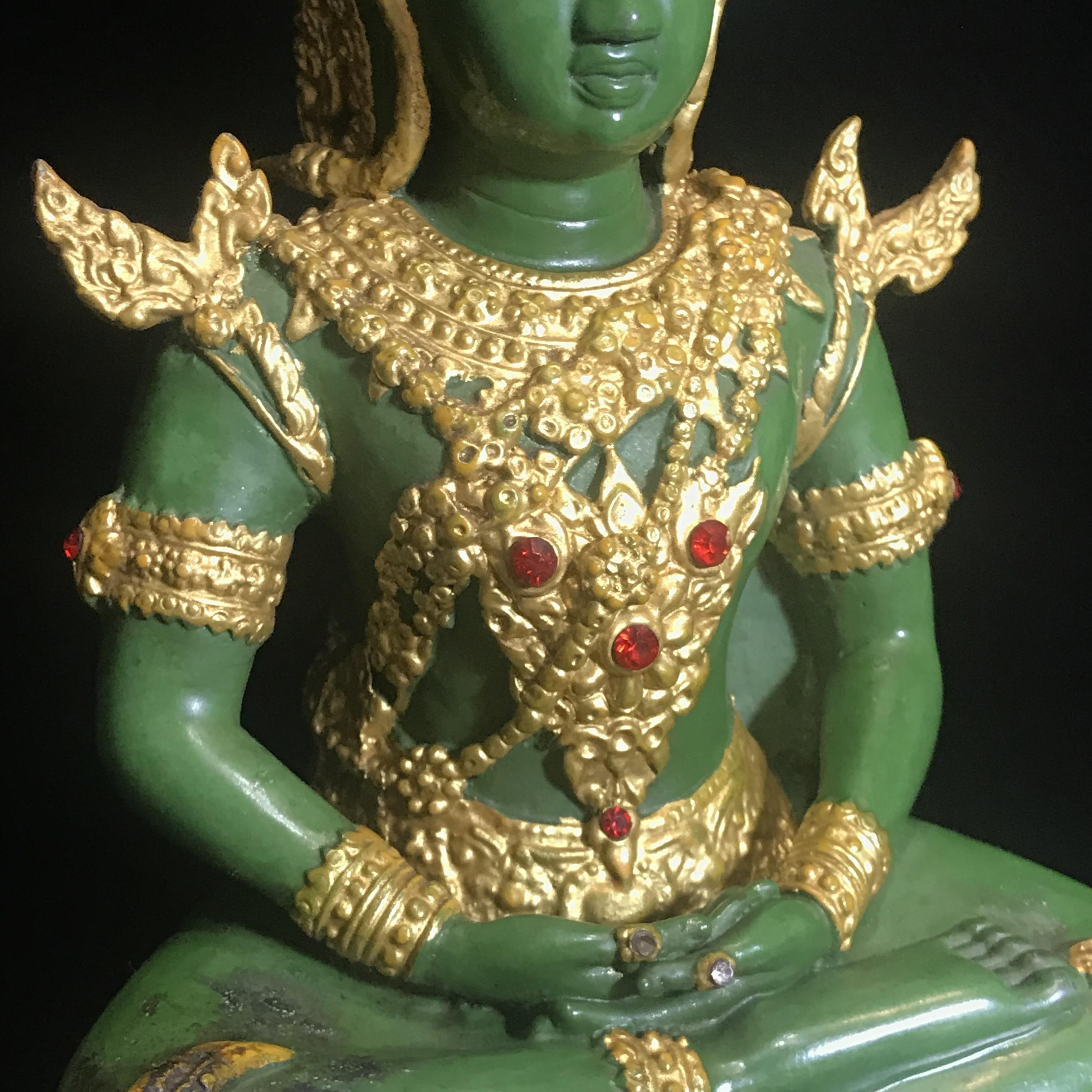 พระพุทธมหามณีรัตนปฏิมากร (จำลอง)พระแก้วมรกต วัดพุทธไทยถาวรวนาราม นครนิวยอร์ก ตรา ภปร. 6รอบ 72พรรษา ในหลวงรัชกาลที่9 ปี2542 ขนาดบูชาหน้าตัก 5นิ้ว หล่อเนื้อโลหะ(ในหลวงรัชกาลที่9 เสด็จเจิมพระสุหร่าย)(1ใน999องค์)