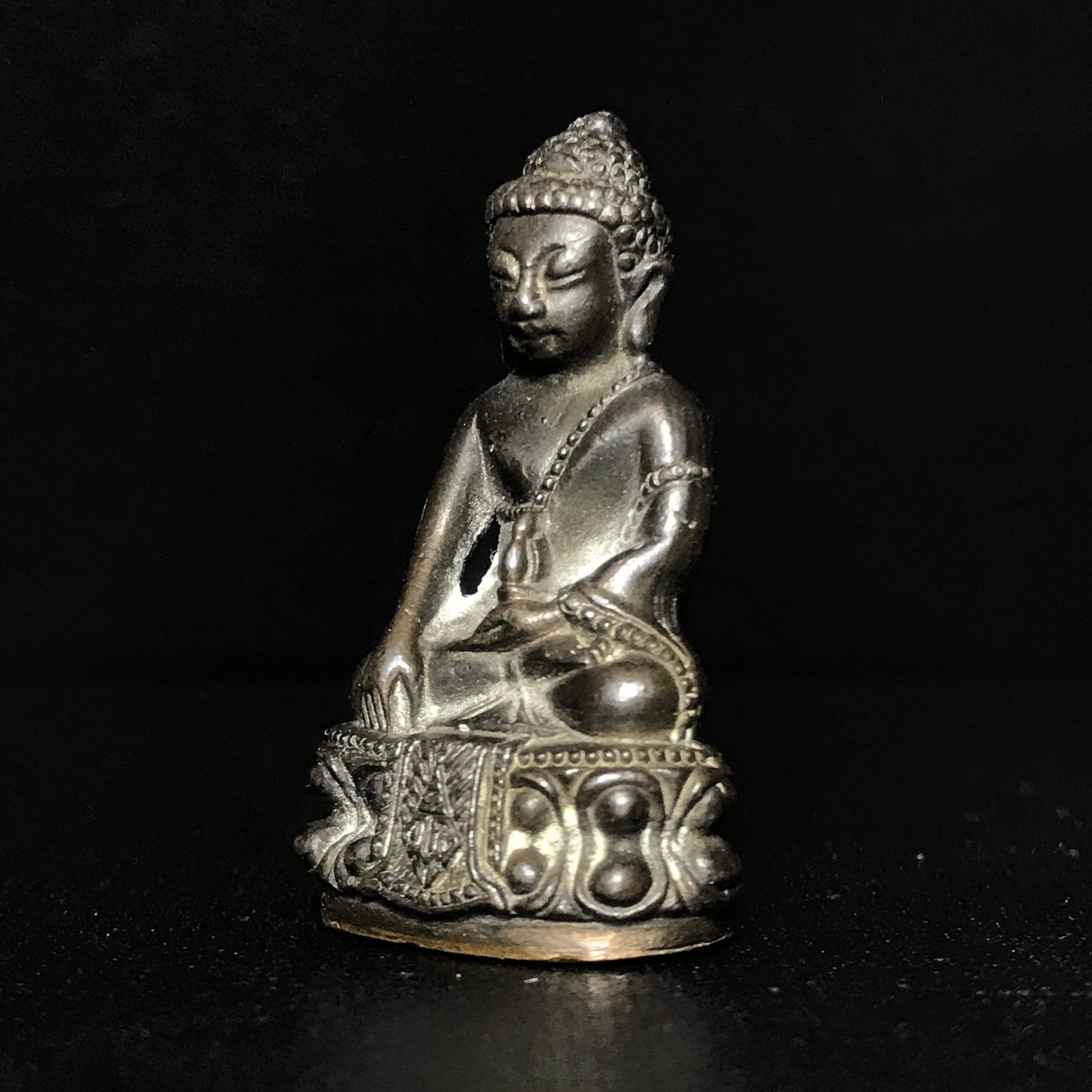 พระกริ่งอากาศมงคล (พระกริ่งนายเรืออากาศ) ที่ระลึก ครบรอบ 25 ปี โรงเรียนนายเรืออากาศ พระปรมาภิไธย ย่อ มวก. ที่ฐานผ้าทิพย์ ปี2521 เนื้อนวโลหะ(พระกริ่งยอดนิยมของชาว ทอ.)(1ใน 2521 องค์)