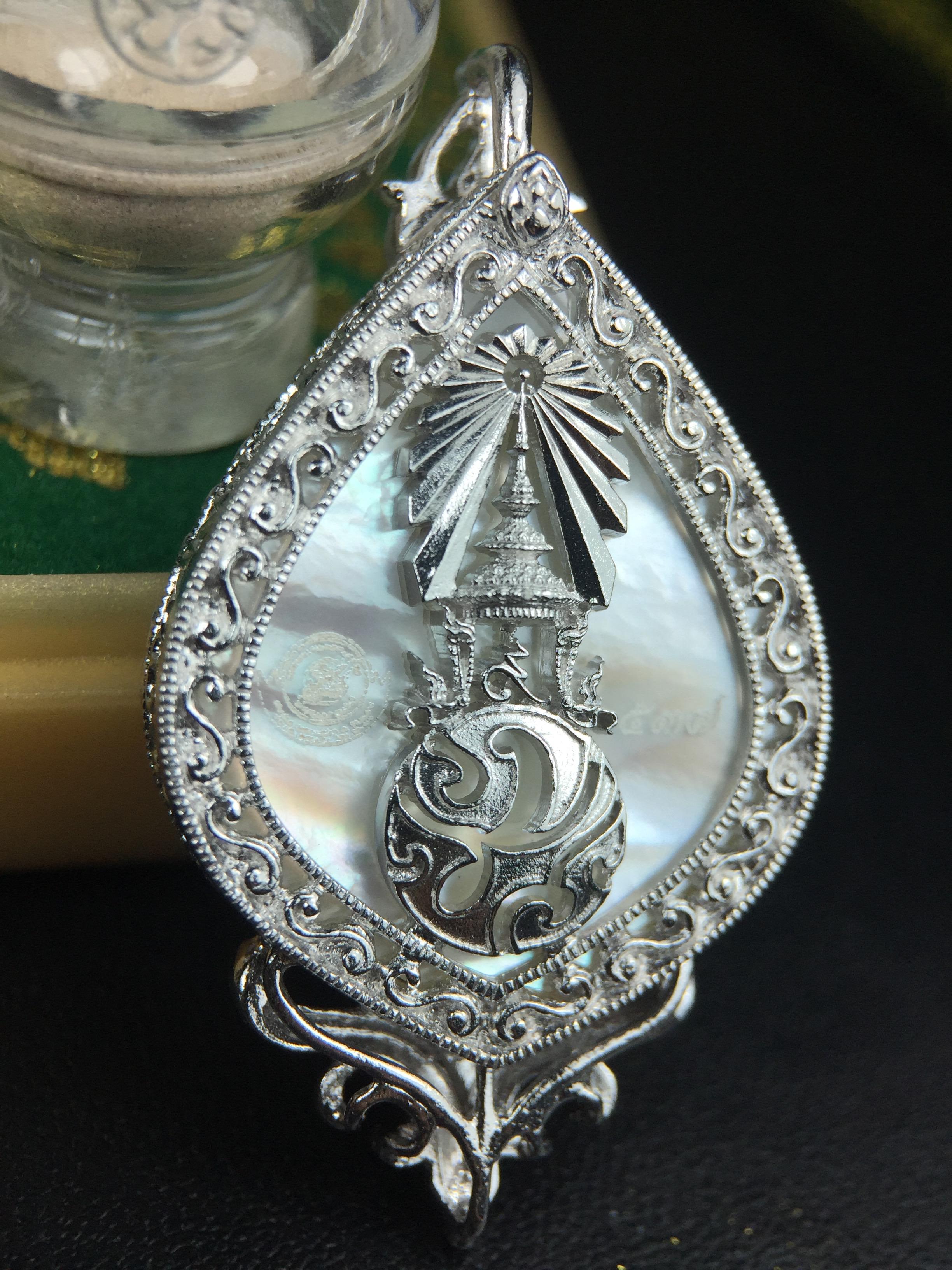 พระพุทธชินราช(จำลอง) ภปร. 84 พรรษา ทรงหยดน้ำ เนื้อเงินชุบทองคำขาว ขนาด 20*36 มม. (พระราชทานมวลสาร จิตรลดาและเส้นพระเจ้า(เส้นผม)รัชกาลที่9)พุทธศิลป์ทรงคุณค่าอีกหนึ่งรุ่นยอดนิยม งดงาม ทรงคุณค่า หายาก