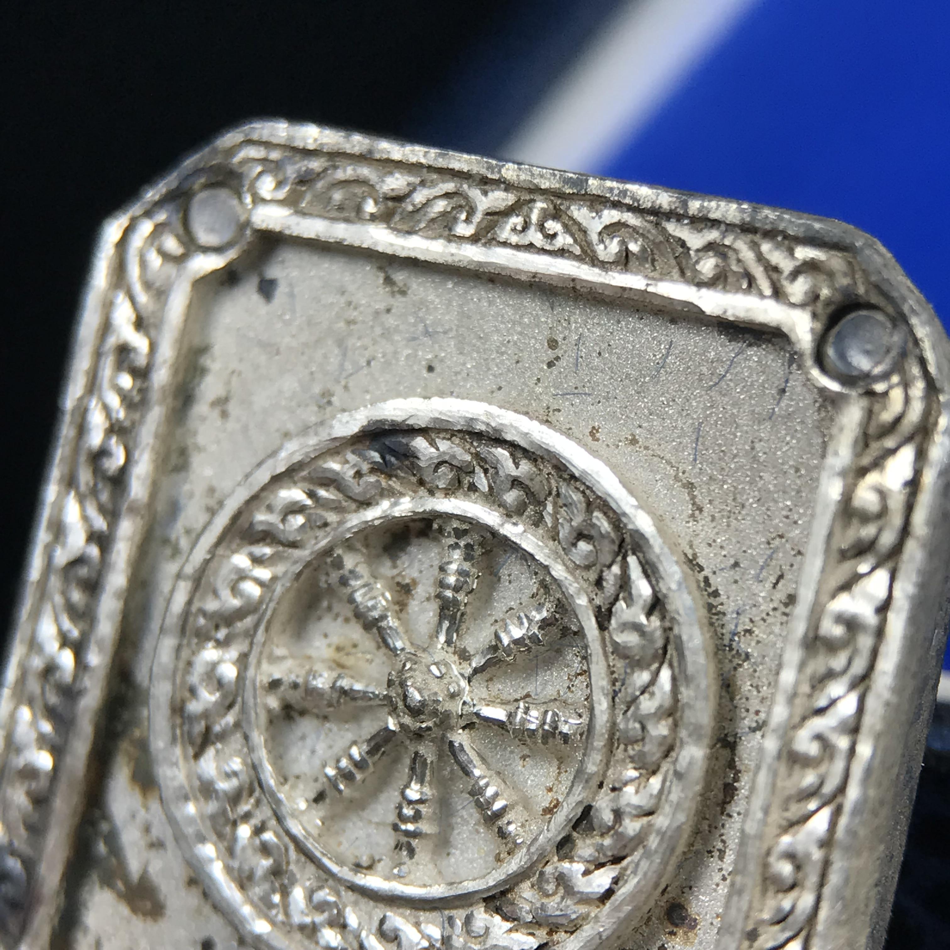 พระพุทธโสธร(หลวงพ่อโสธร) รุ่นสร้างอุโบสถ พิธีมหาพุทธาภิเษก ณ พระอุโบสถวัดโสธรวรารามวรวิหาร ปี 2539 เนื้อเงินทรายนวลขัดเงาบางส่วน พิมพ์แปดเหลี่ยม(หายากสร้างน้อย)กล่องบรรจุเดิมครบสมบูรณ์สวยงดงาม(เนื้อเงินผิวเดิมรุ้งสวยสวย องค์หมายเลขสวย ๗๔๔๕)