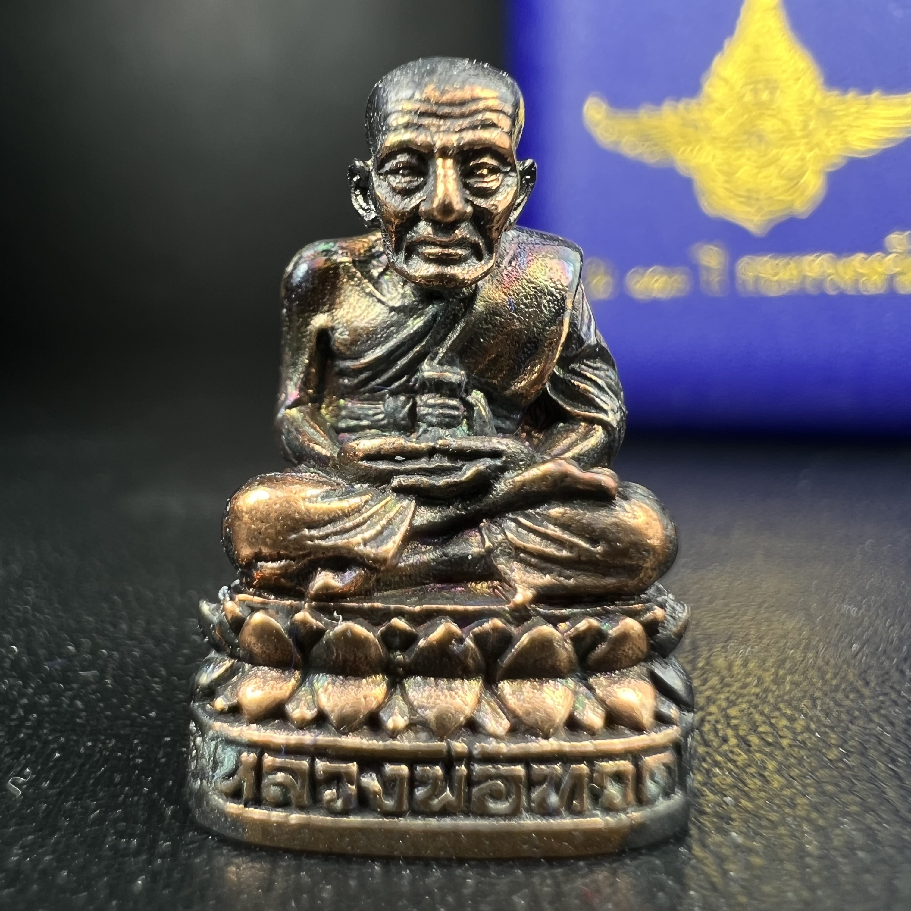 รูปเหมือนหล่อลอยองค์หลวงปู่ทวด รุ่น 111ปี กระทรวงกลาโหม เนื้อนวโลหะรมดำ-ปัดเงา ปี2540 พิธีใหญ่ เข้มขลัง นิยม พร้อมกล่องบรรจุเดิม(คัดสภาพสวยผิวเทพๆผิวรุ้งๆ)ทั้งพิธีทั้งพุทธศิลป์ทรงคุณค่าอีกหนึ่งรุ่นยอดนิยม