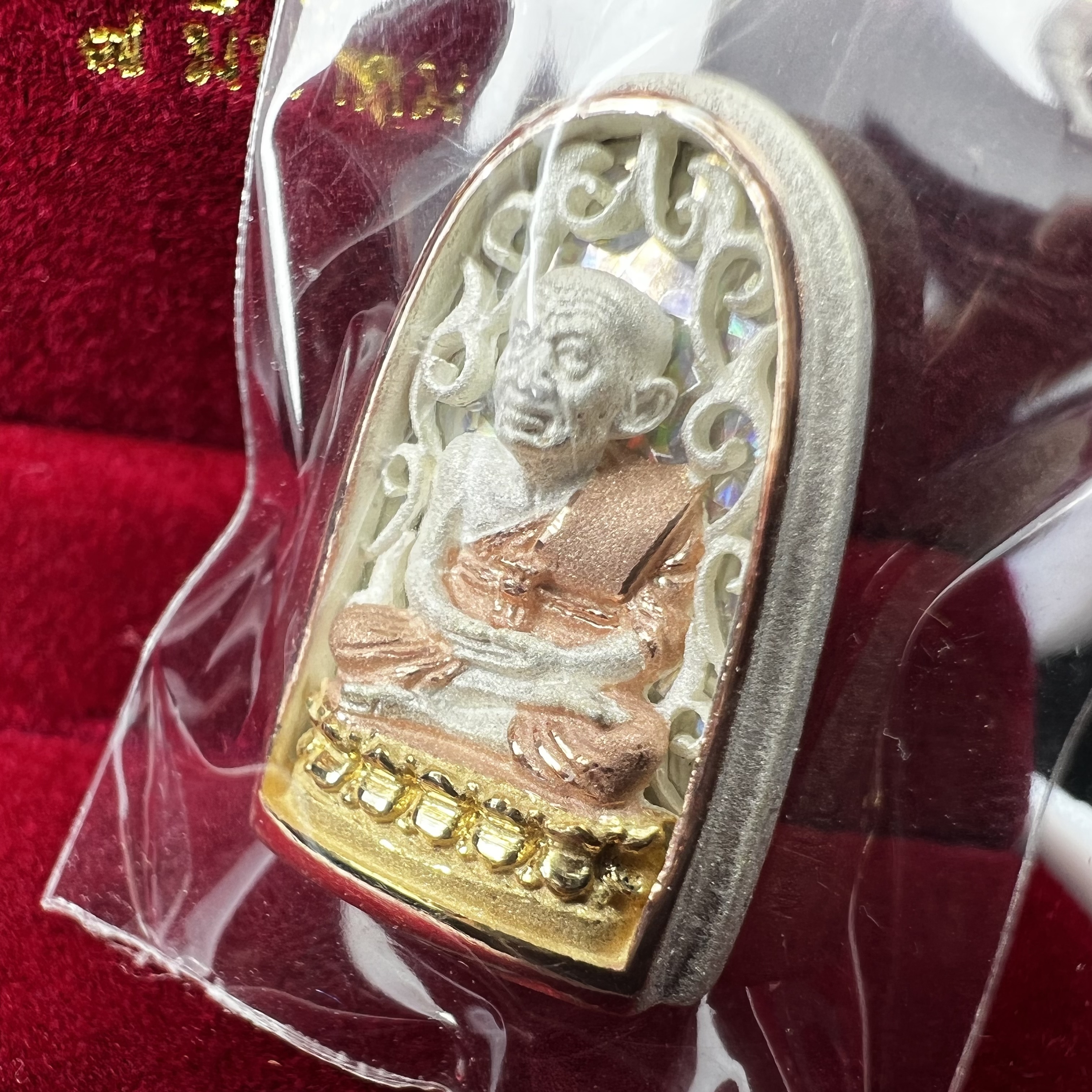 เหรียญหลวงพ่อทวด รุ่น มงคลบารมี วัดประสาทบุญญาวาส ปี 2545 เนื้อเงินสามกษัตริย์ พิมพ์ทรงพระรอด(ขนาด 2.2*1.5 ซม.)ฉลุลายฉากพื้นหลังสามมิติเปลือกหอยมุกสวยงาม ตอกโค๊ต ก(กรรมการ)พร้อมกล่องบรรจุเดิม