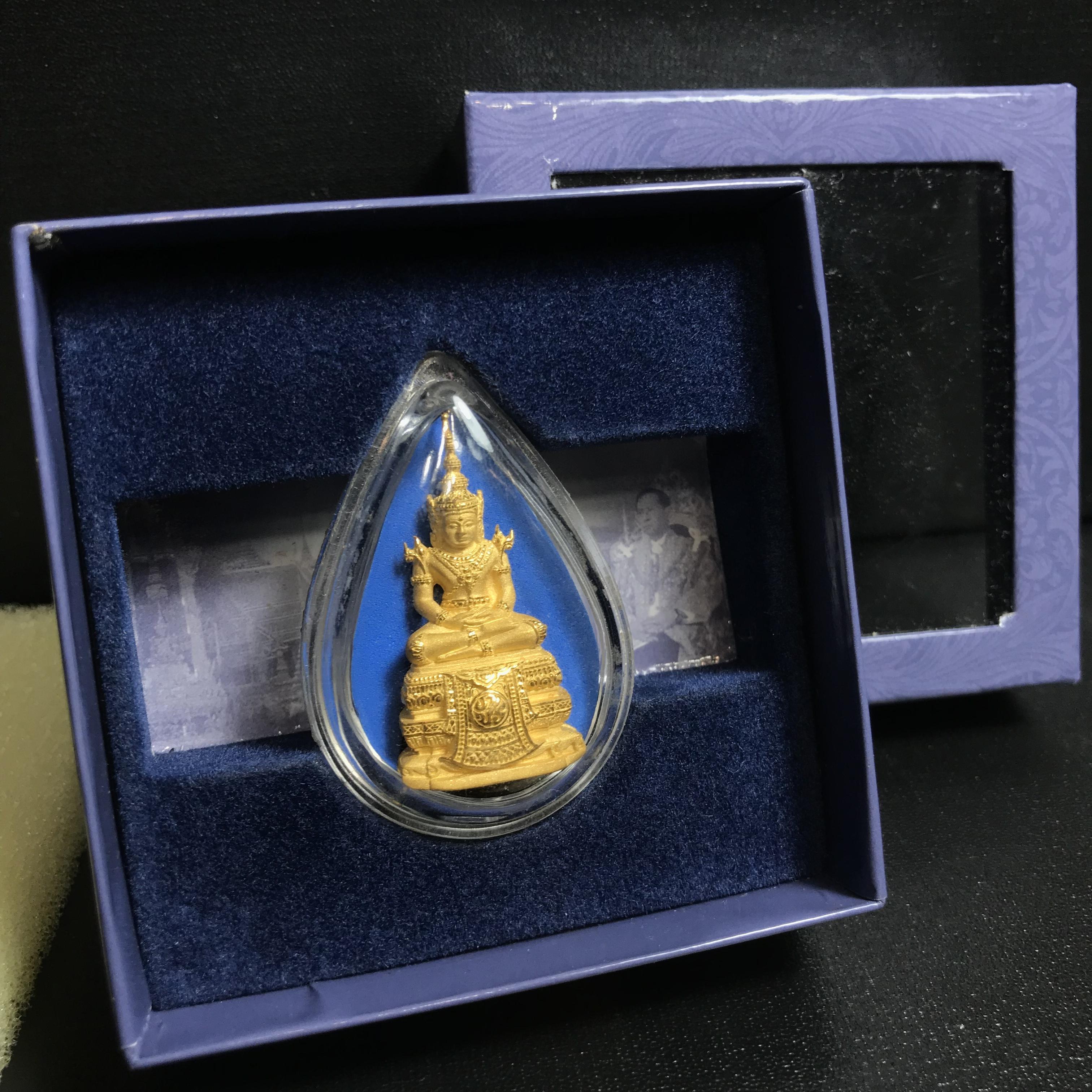 พระแก้วมรกต ภปร. ปี2547 จัดสร้างโดย รพ.ภูมิพลฯ เนื้อทองคำลอยองค์ หน้าตัก 1/2 นิ้ว(1ใน1000องค์)