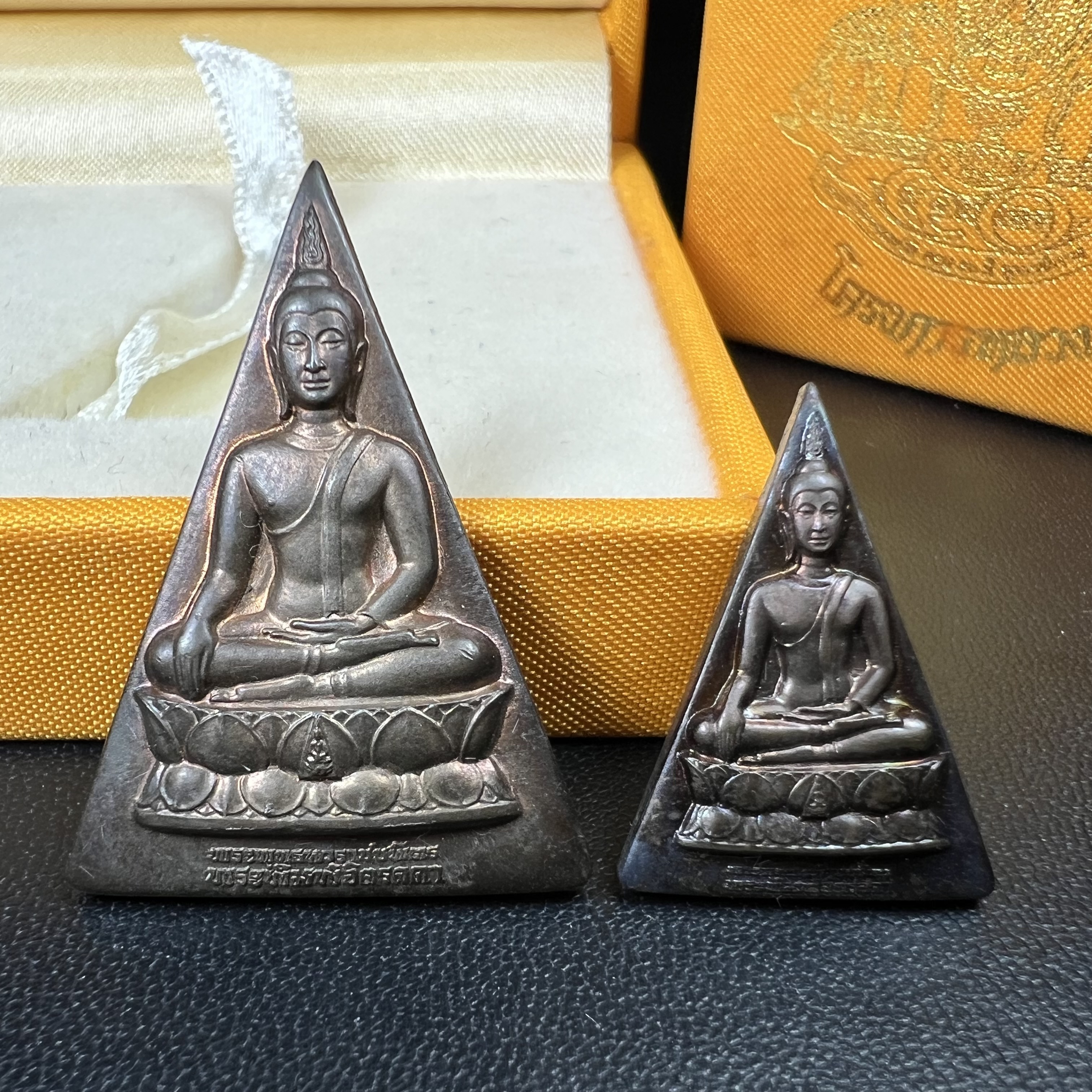 พระพุทธนวราชบพิตร พระพิมพ์จิตรลดา โครงการหลวง ปี2539 (พิมพ์ใหญ่+พิมพ์เล็ก) เนื้อนวโลหะ พร้อมกล่องบรรจุเดิม พิธีใหญ่ ปลุกเสกวัดพระแก้ว(1ชุด 2 องค์)