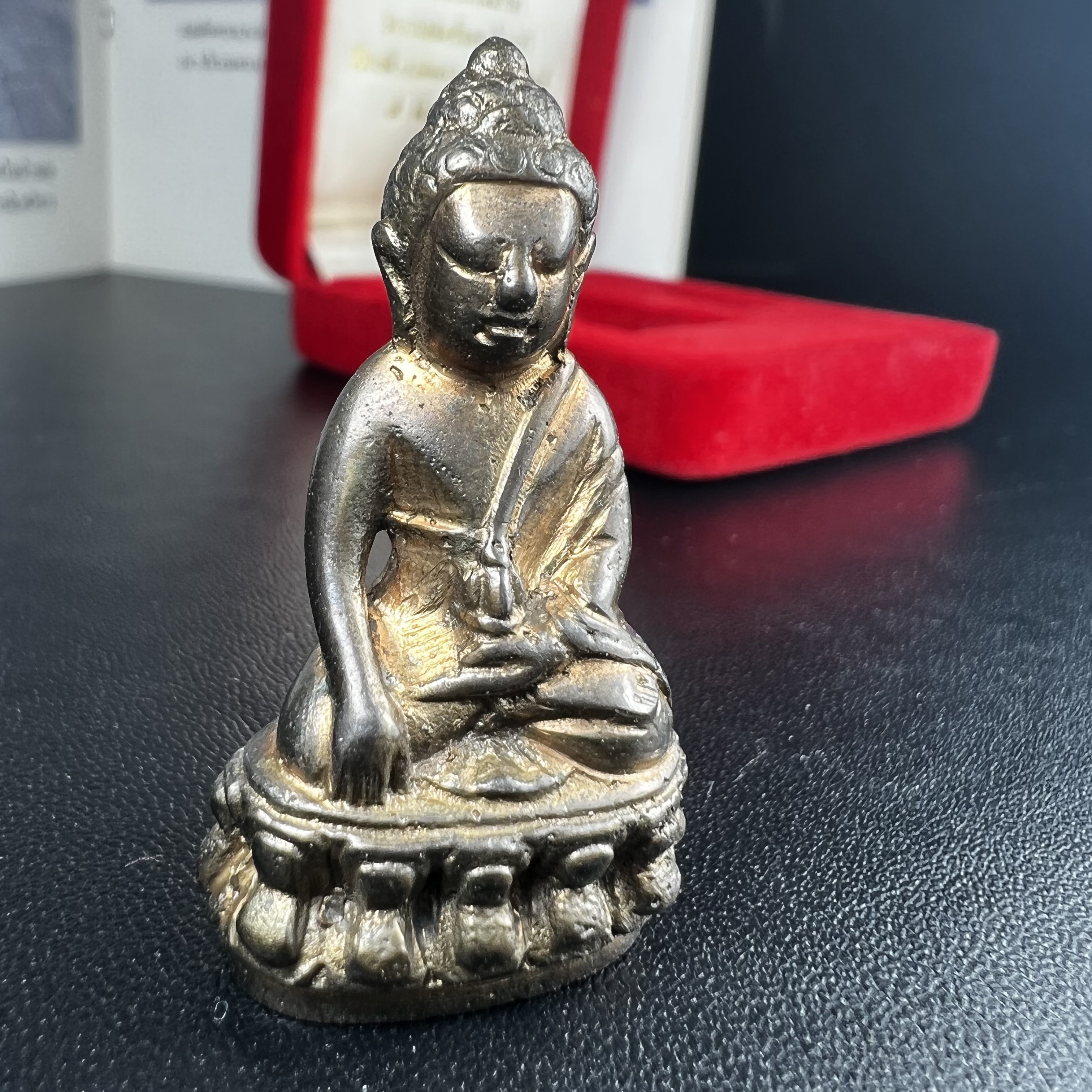 พระกริ่ง-พระชัยวัฒน์ ปวเรศ ปี2530 วัดบวรนิเวศราชวรวิหาร(องค์พระชัยวัฒน์เลี่ยมกรอบทองคำแท้)(ในหลวง ร.9 เสด็จเททอง)(บรรจุเส้นเกศาในหลวงรัชกาลที่9)พร้อมสูจิบัตรเดิมตอนจัดสร้าง(สภาพสวยครบสมบูรณ์) (องค์หน้าใหญ่)(องค์ทองทบ)แบบพิมพ์นิยมหายาก