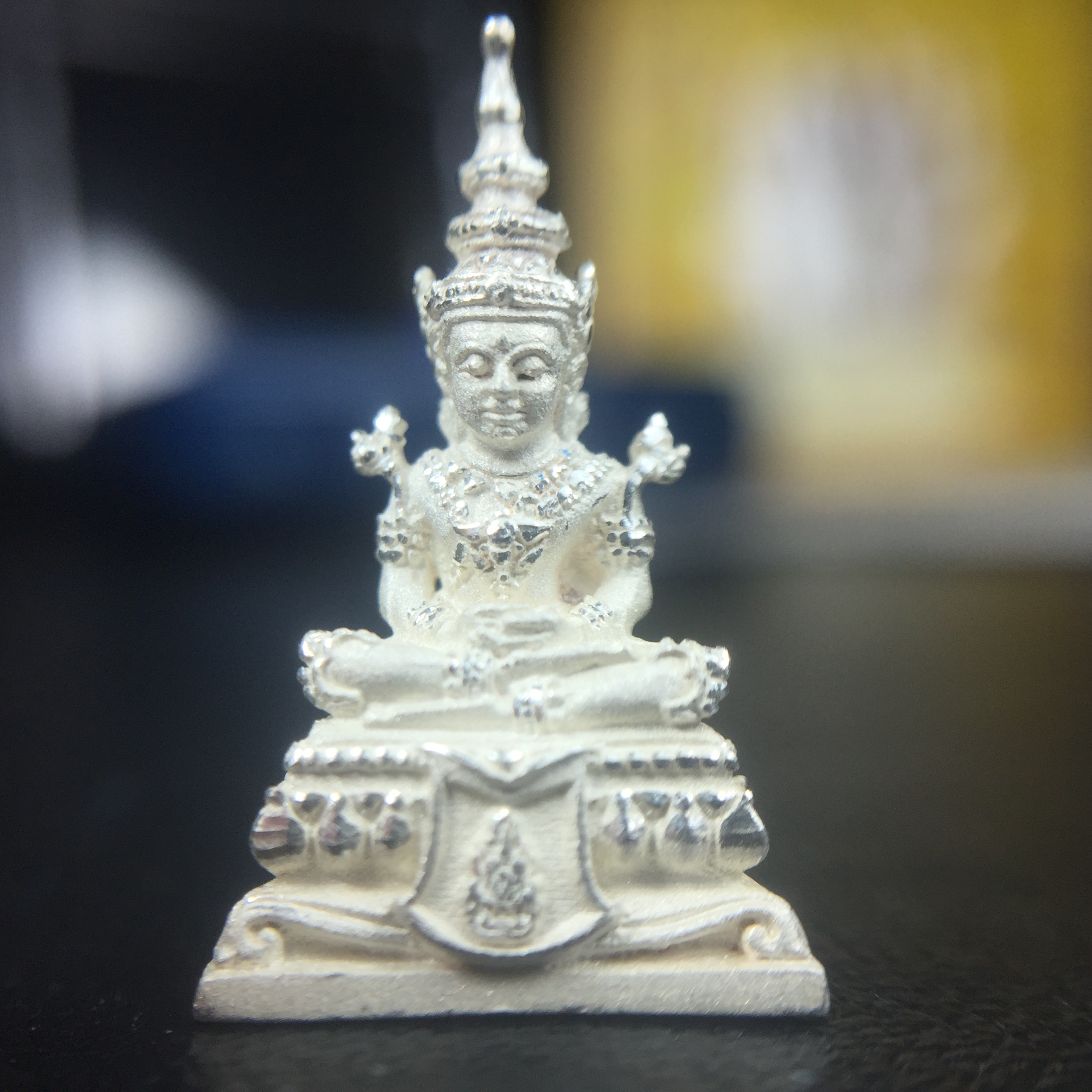 พระแก้วมรกต(จำลอง)ลอยองค์ ขนาดหน้าตัก 1/4 นิ้ว ทรงเครื่องฤดูร้อน เนื้อเงิน ตราสัญลักษณ์ฉลองสิริราชสมบัติครบ 60 ปี พ.ศ.2549