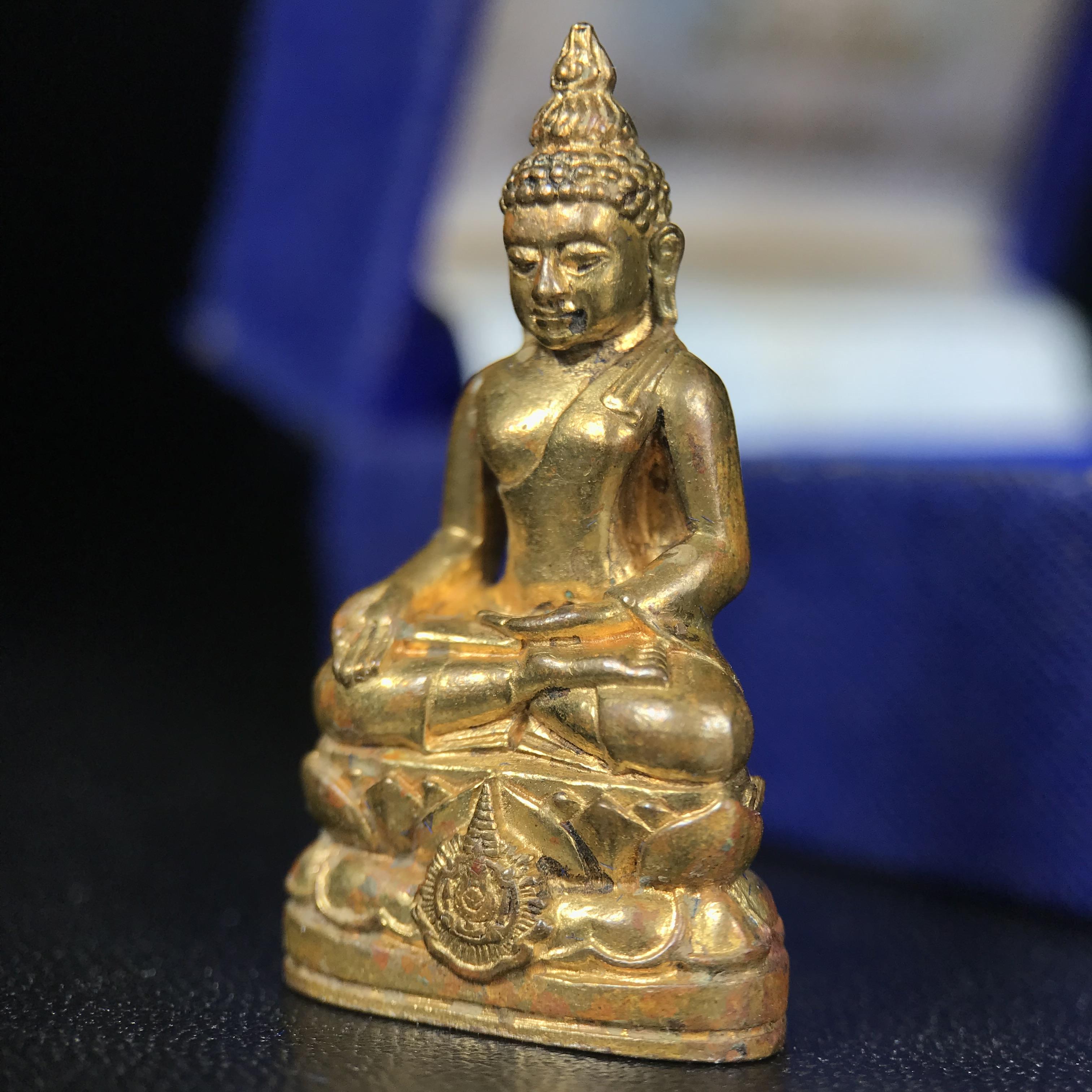 พระกริ่งไพรีพินาศ บรรจุเหล็กไหล ครั้งแรกและครั้งเดียวในประวัติศาสตร์ เฉลิมพระเกียรติ พระบาทสมเด็จพระเจ้าอยู่หัวรัชกาลที่9 พระชนมพรรษา 6 รอบ ปี2542 เนื้อสัมฤทธิ์(บรรจุเหล็กไหล)ดีนอก-ดีใน พิธีใหญ่ มวลสารเด่น (หายาก)***กล่องบรรจุเก่าชำรุดตามรูป***