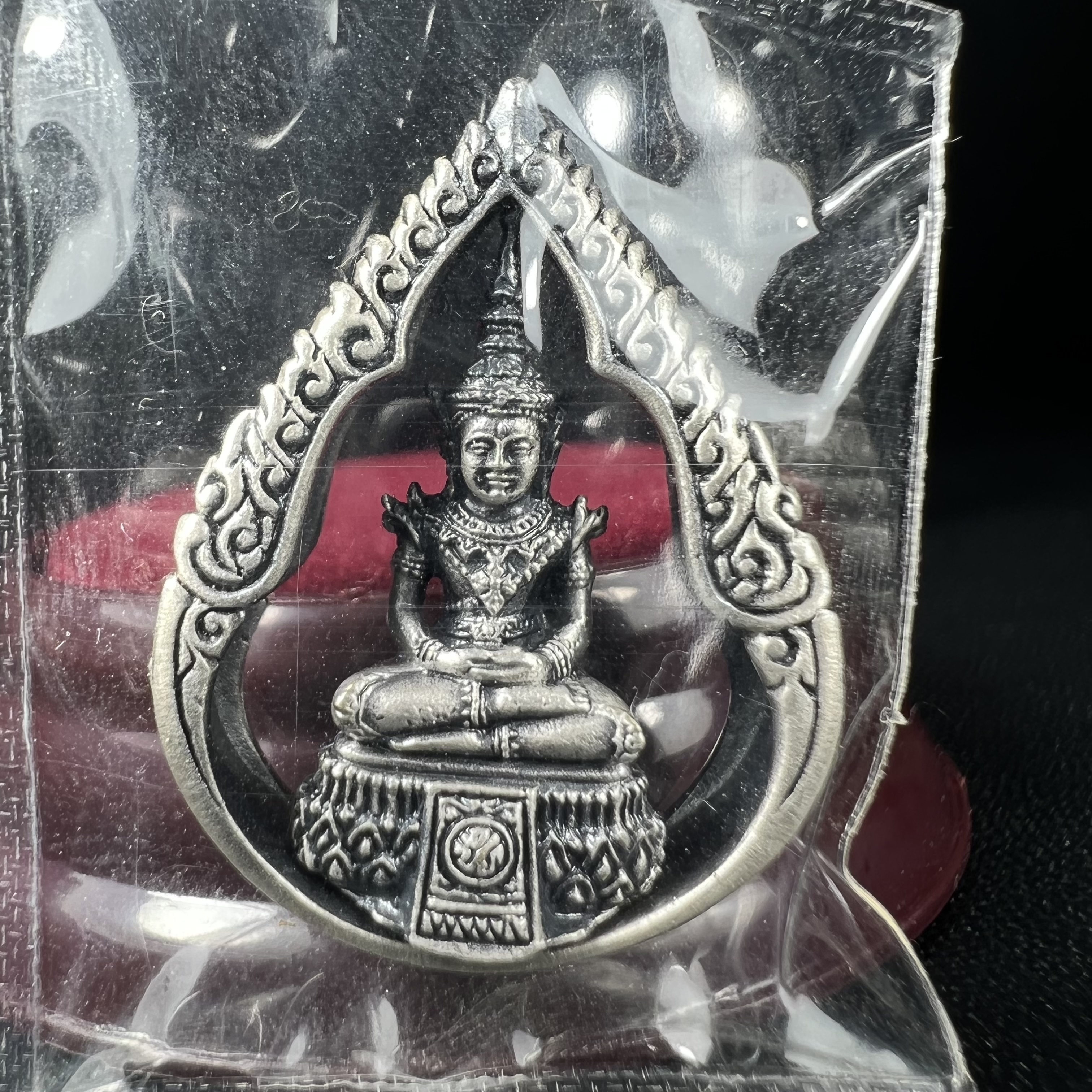 พระแก้วมรกต ภปร.(รุ่นแรก) ปี2545 รุ่นฉลองกรุงรัตนโกสินทร์ครบ 220 ปี พิมพ์ลอยองค์ทรงหยดน้ำ เนื้ออัลปาก้า ชุบเงินลงดำ ขนาด 18*27 มม. พร้อมครอบตั้งโชว์เดิม องค์พระซีนซองเดิม สวยครบสมบูรณ์