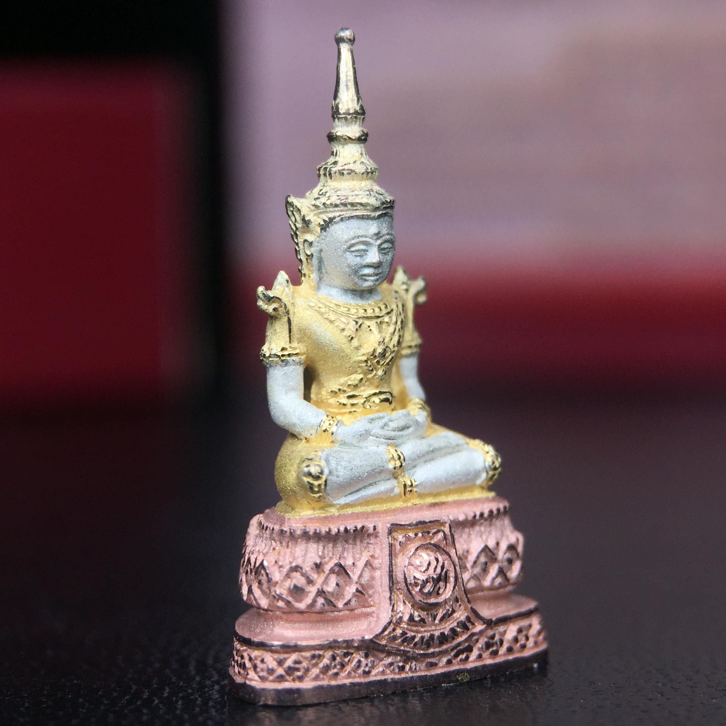 พระแก้วมรกต ภปร.(รุ่นแรก) ปี2545 รุ่นฉลองกรุงรัตนโกสินทร์ครบ 220 ปี พิมพ์ลอยองค์เล็ก เนื้อเงินบริสุทธิ์ 92.5% (สามกษัตริย์) ขนาด 10*19 มม. พร้อมกล่องบรรจุเดิม สวยครบสมบูรณ์