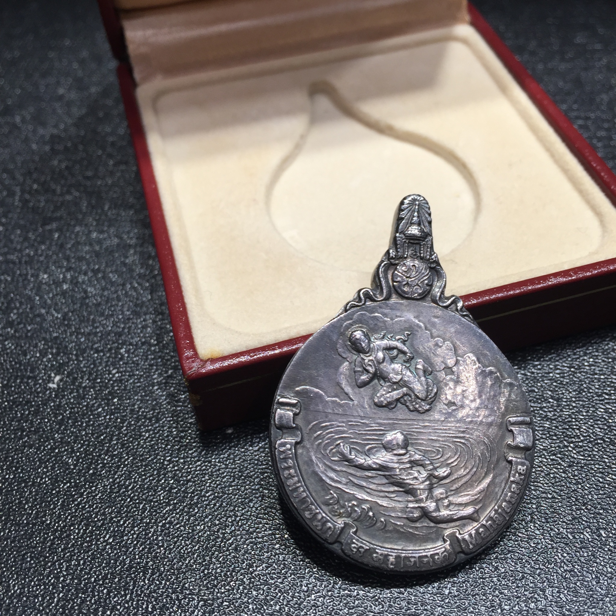 เหรียญพระมหาชนก พิมพ์ใหญ่ เนื้อเงิน ปี2539(รุ่นแรกในหลวงเสด็จเป็นประธานในพิธี) พร้อมหนังสือสภาพสวยครบชุด