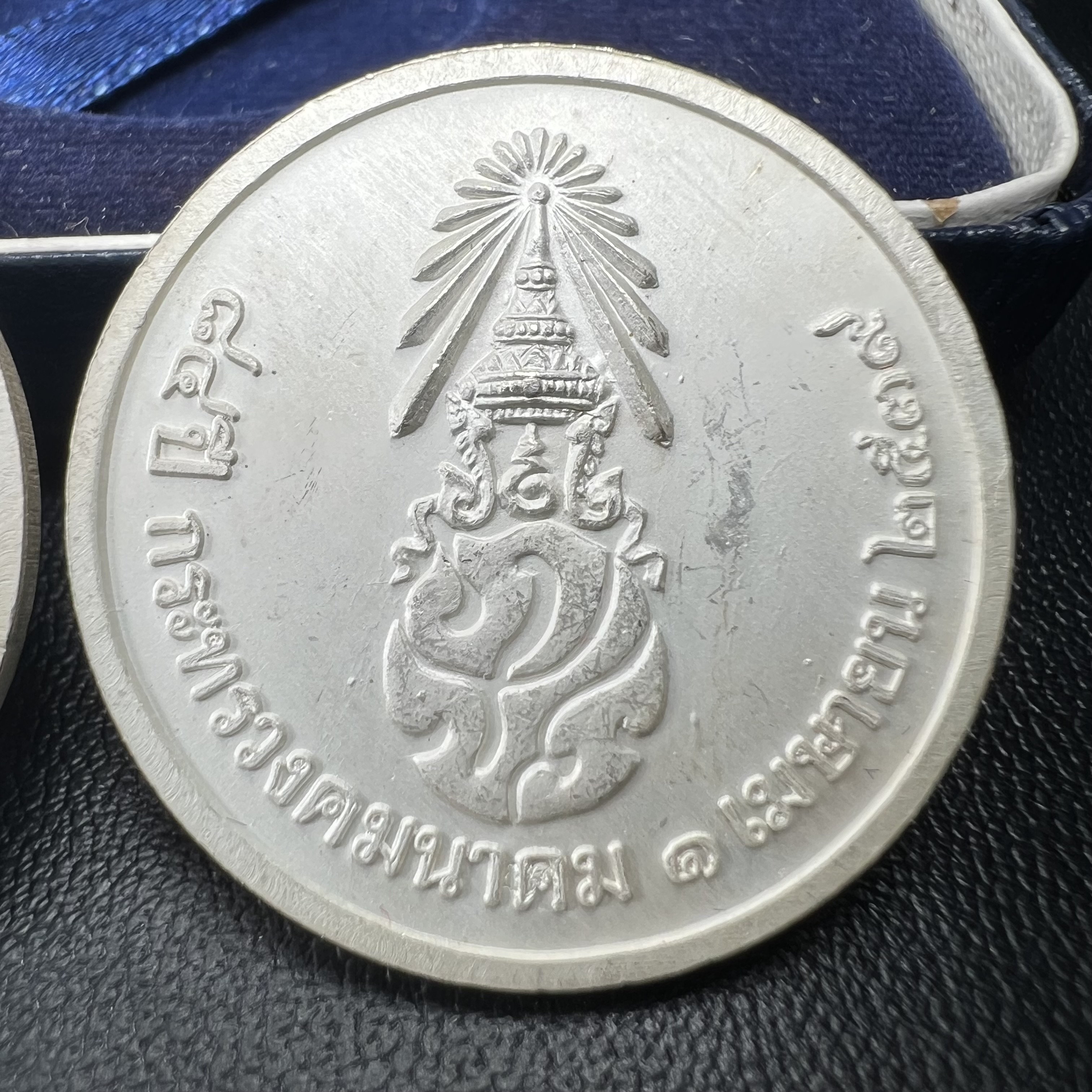 พระพุทธคมนาคมบพิธ (พระพุทธสิหิงค์จำลอง)(พระพุทธรูปประจำกระทรวงคมนาคม) หลังตรา ภปร. ครบรอบ 84 ปี กระทรวงคมนาคม พ.ศ.2539 ชุดเหรียญเนื้อเงินลงยา ขนาด 2.8 ซม. ครบชุดห้าสีพร้อมกล่องบรรจุเดิม ปลุกเสก ณ วัดพระแก้ว พิธีใหญ่