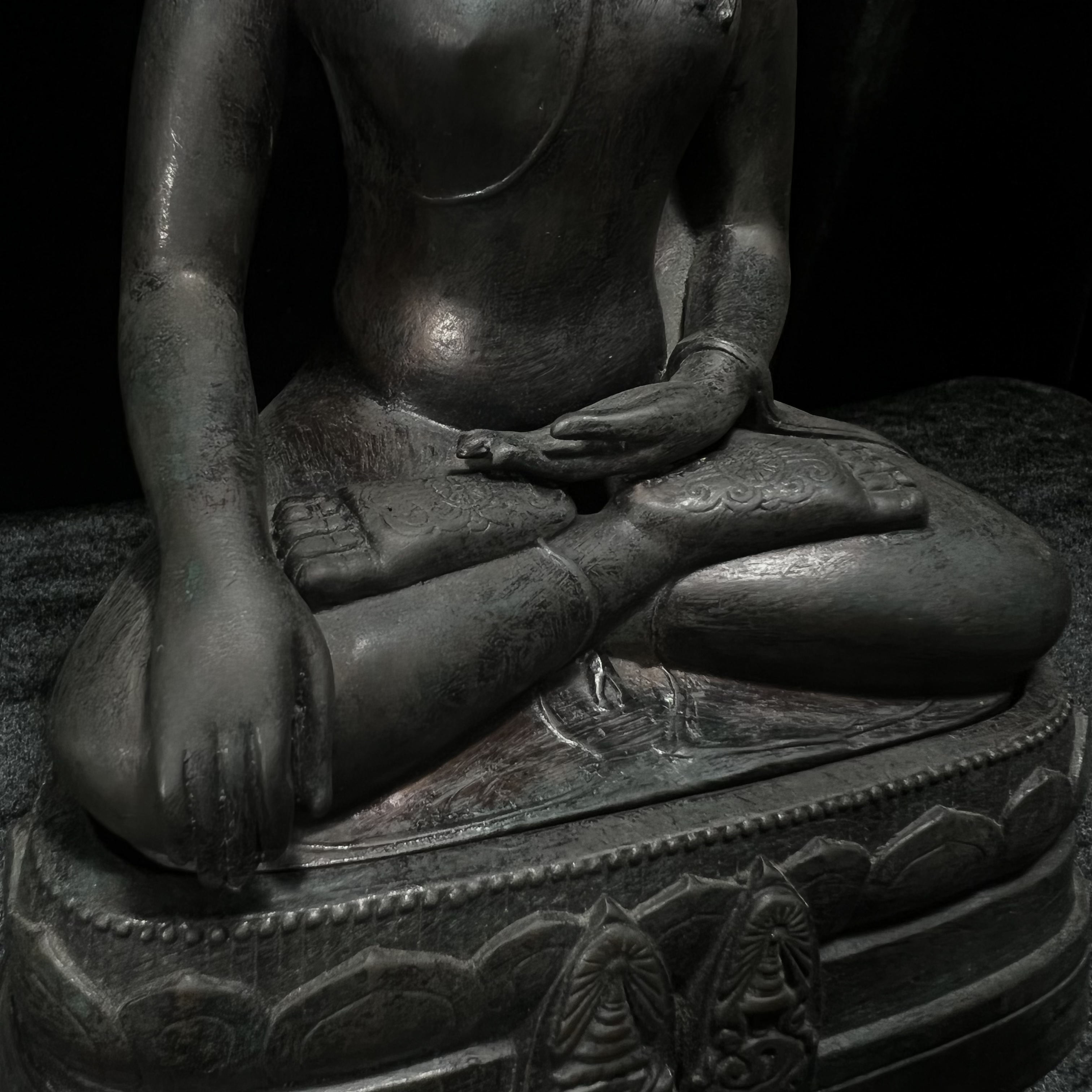 พระพุทธนรสีห์ จปร.+ภปร. ครบรอบ 100 ปี ธนาคารไทยพาณิชย์ ปี 2550 พระบูชาหน้าตัก 5 นิ้ว 2 ถอด(พร้อมตลับพระธาตุ) สมเด็จพระเทพรัตนราชสุดาฯ เสด็จเป็นองค์ประธานในพิธีเททอง(พุทธศิลป์งดงาม)ด้านหน้าฐานประดับด้วยตราสัญลักษณ์พระปรมาภิไธยย่อ