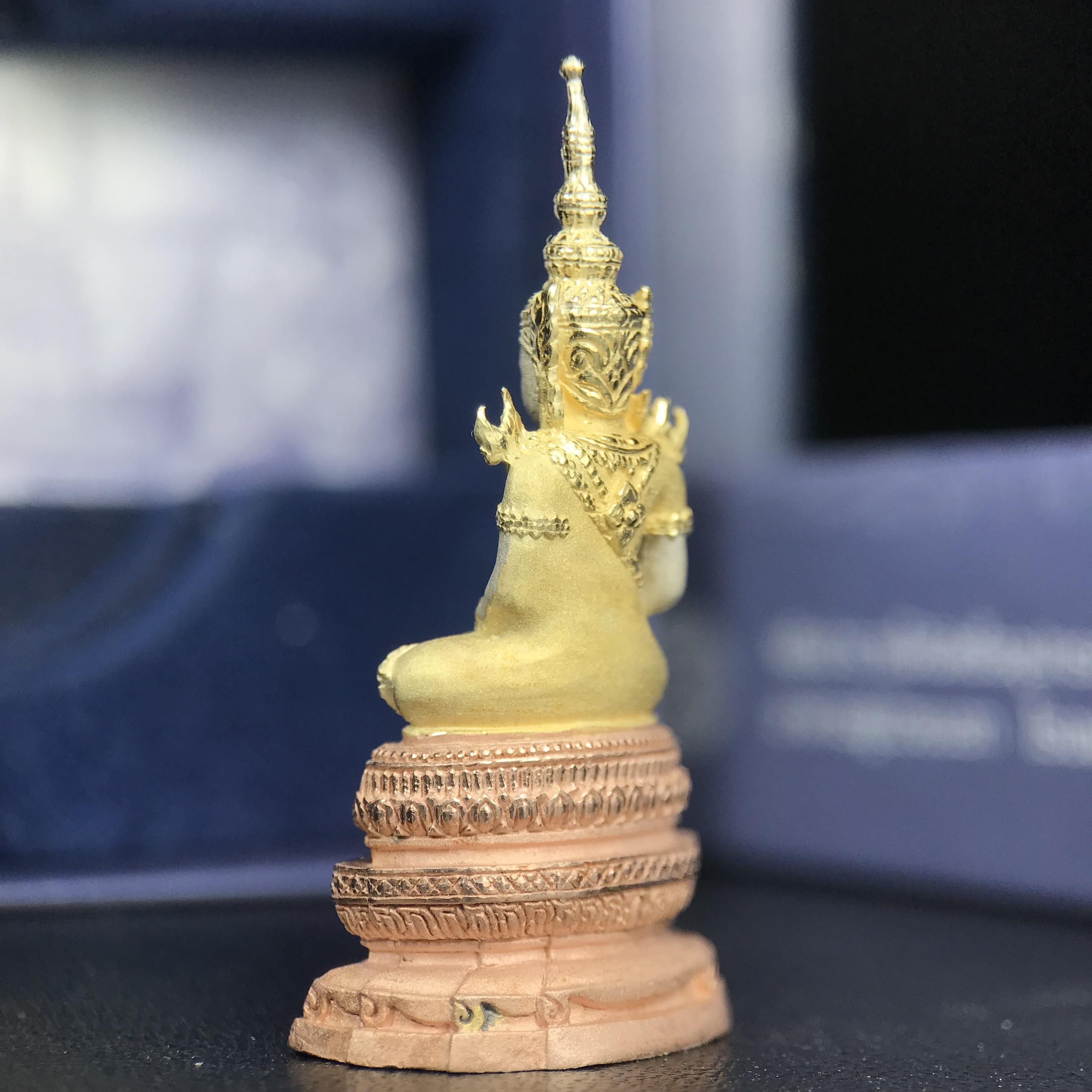 พระแก้วมรกต ภปร. ปี 2547 จัดสร้างโดยโรงพยาบาลภูมิพลอดุลยเดช เนื้อเงิน(3 กษัตริย์) ลอยองค์ หน้าตัก 1/2 นิ้ว สูง 3.7 ซม.พิธีมหามังคาภิเษก ณ พระอุโบสถวัดพระศรีรัตนศาสดาราม(วัดพระแก้ว) งดงามทรงคุณค่าอีกหนึ่งรุ่นยอดนิยม หายาก(องค์หมายเลข ๒๑๓๐)