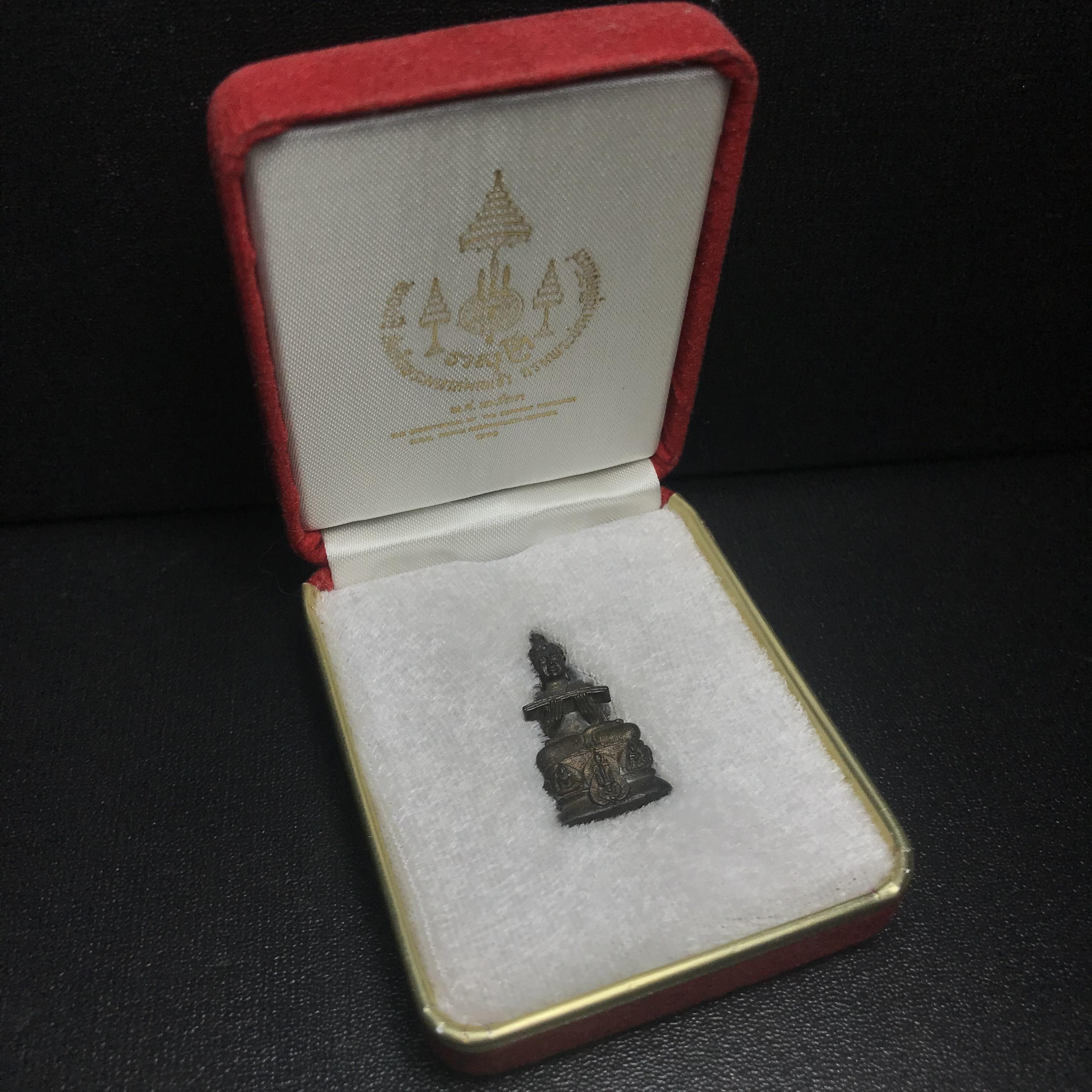 พระกริ่งปรมานุชิตชิโนรส วัดพระเชตุพนวิมลมังคลาราม(วัดโพธิ์) ปี2533 เนื้อนวโลหะ ( ในหลวงรัชกาลที่9เสด็จเททอง)