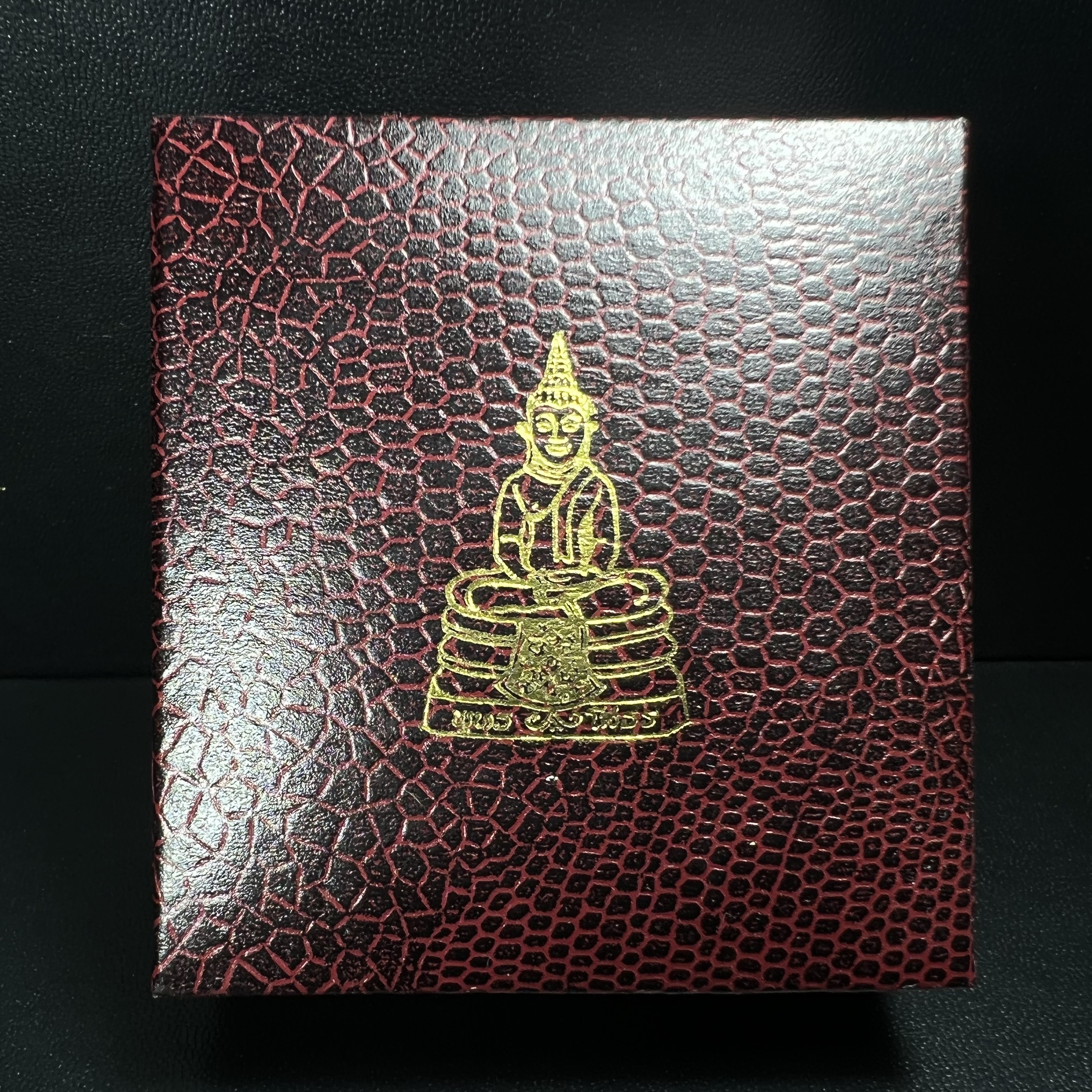 พระพุทธโสธร(หลวงพ่อโสธร) รุ่นสร้างอุโบสถ ปี2539 เนื้อเงินสามกษัตริย์ ลอยองค์พิมพ์ใหญ่ สภาพสวยกล่องบรรจุเดิมครบสมบูรณ์(แบบนี้หายาก)(งานแพรนด้า จิวเวลรี่)สวยงดงาม
