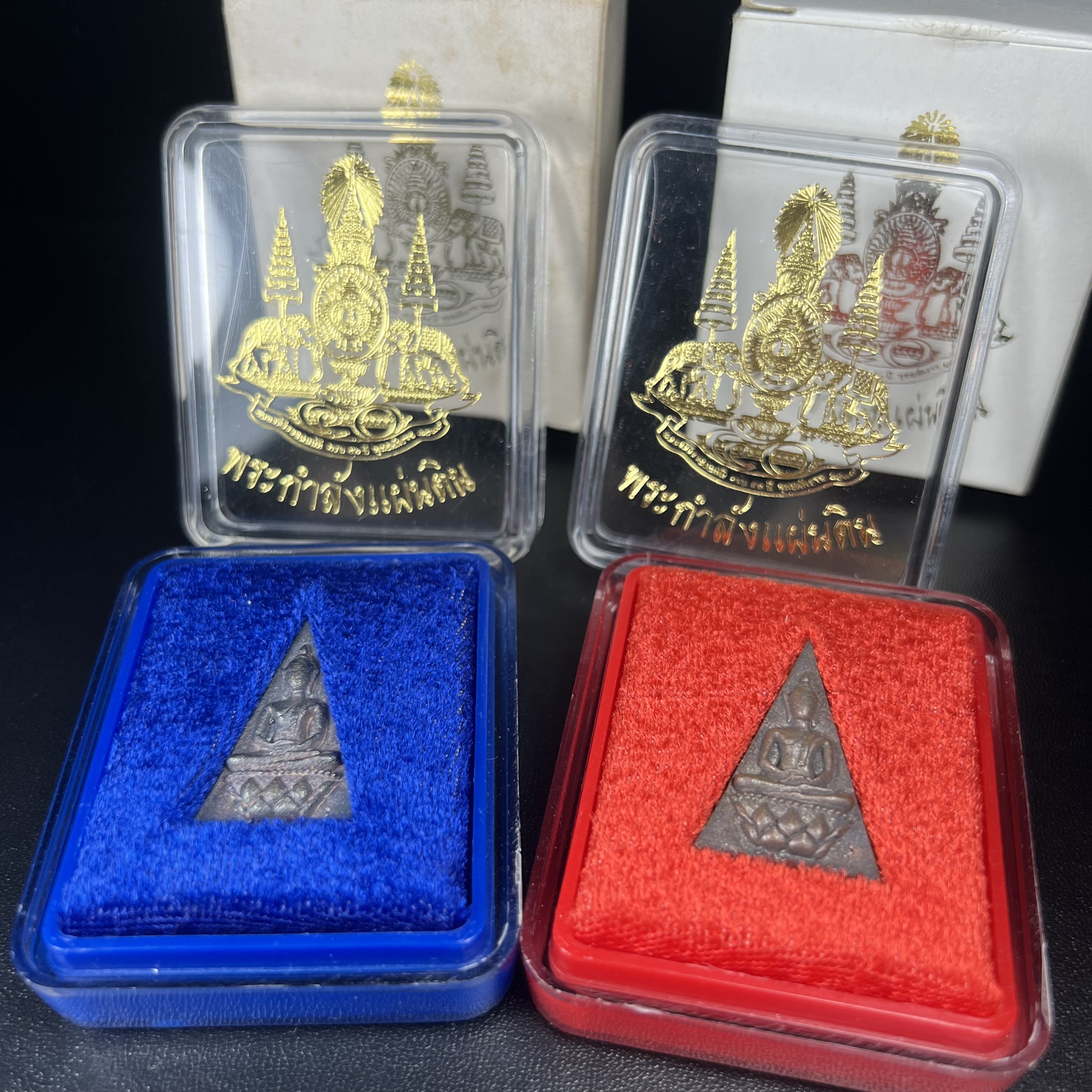 พระกำลังแผ่นดิน (สมเด็จจิตรลดา2) จัดสร้างเฉลิมพระเกียรติ ร.9 ครองราชย์ 50 ปี 2539 เนื้อเงิน(ผิวเดิมกลับดำ รุ้งๆสวย)+เนื้อนวโลหะ(สร้างน้อยหายาก)พร้อมกล่องบรรจุเดิมครบสมบูรณ์(1ใน2539องค์)