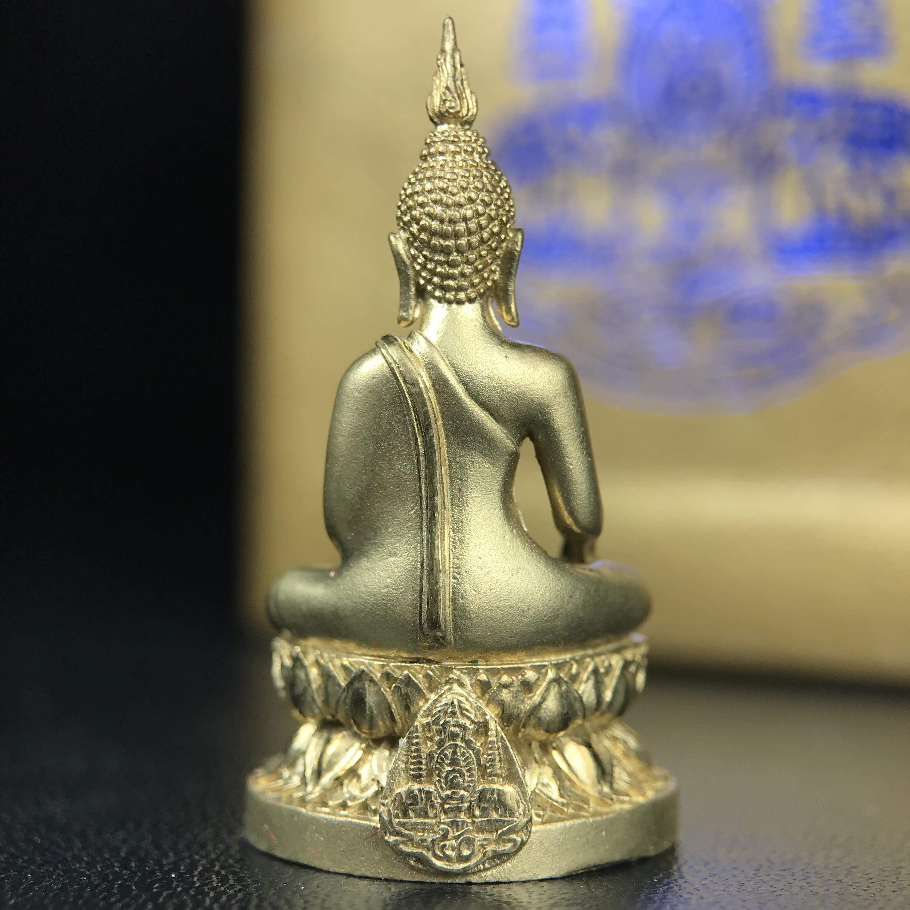 พระกริ่งพระพุทธนวราชบพิตร ตรากาญจนาภิเษกครองสิริราชสมบัติครบ 50 ปี รัชกาลที่ 9 ปี 2540 เนื้อทอง93(หายากพบเจอน้อยมาก) ขนาดสูง 3.2 ซม. พุทธศิลป์สวยงดงามและพิธีใหญ่วัดพระแก้ว(พุทธนวราชบพิตร นิมิตรหมายแห่งความสามัคคี ด้วยไมตรีแห่งองค์พระภูมิพล)