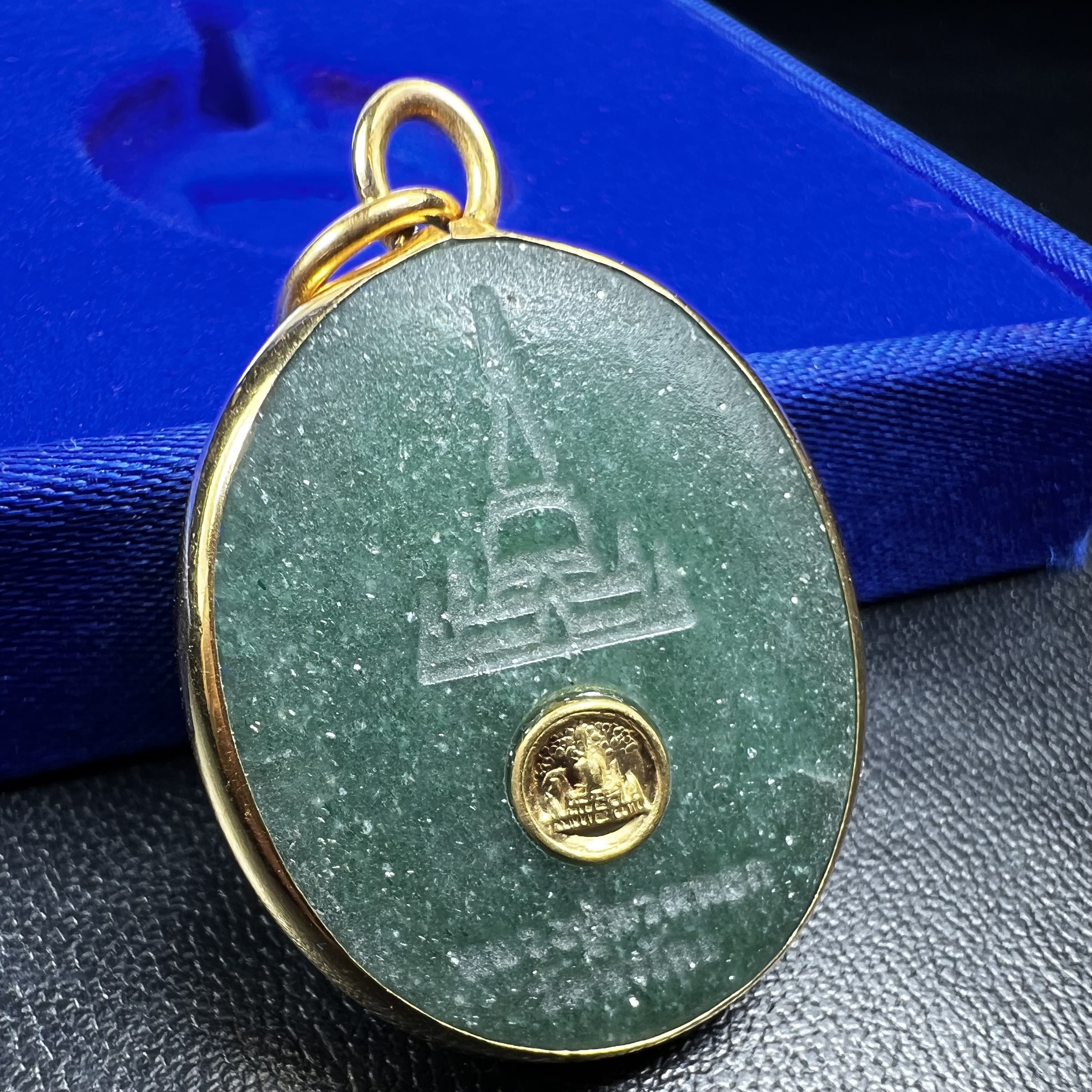 หลวงปู่ทวด วัดพะโคะ จ.สงขลา ปี 2543 เหรียญหยกรูปไข่(เลี่ยมทองคำ) ขนาด 2.2 x 2.5 ซม. ด้านหลังแผ่นโค๊ตทองคำ สร้างโดยสมาคมชาวเพชรบุรี “สมเด็จเจ้าพะโคะหลวงปู่ทวดเหยียบน้ำทะเลจืด” ครั้งแรกแห่งประวัติศาสตร์(สวยงามเป็นของล้ำค่าหายากมาก)สภาพสวยสมบูรณ์