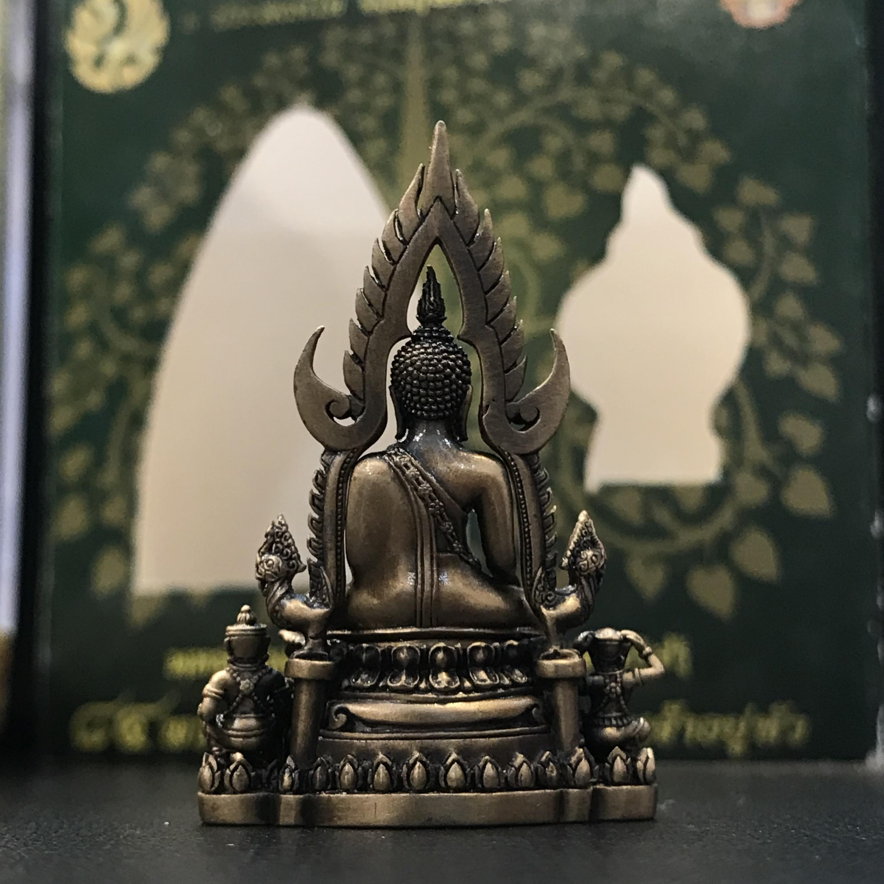 พระพุทธชินราช(จำลอง) ภปร 84 พรรษา เนื้อบรอนซ์รมดำซาติน พิมพ์กลางขนาดหน้าตัก 1/2 นิ้ว (พระราชทานมวลสาร จิตรลดาและเส้นพระเจ้า(เส้นผม))