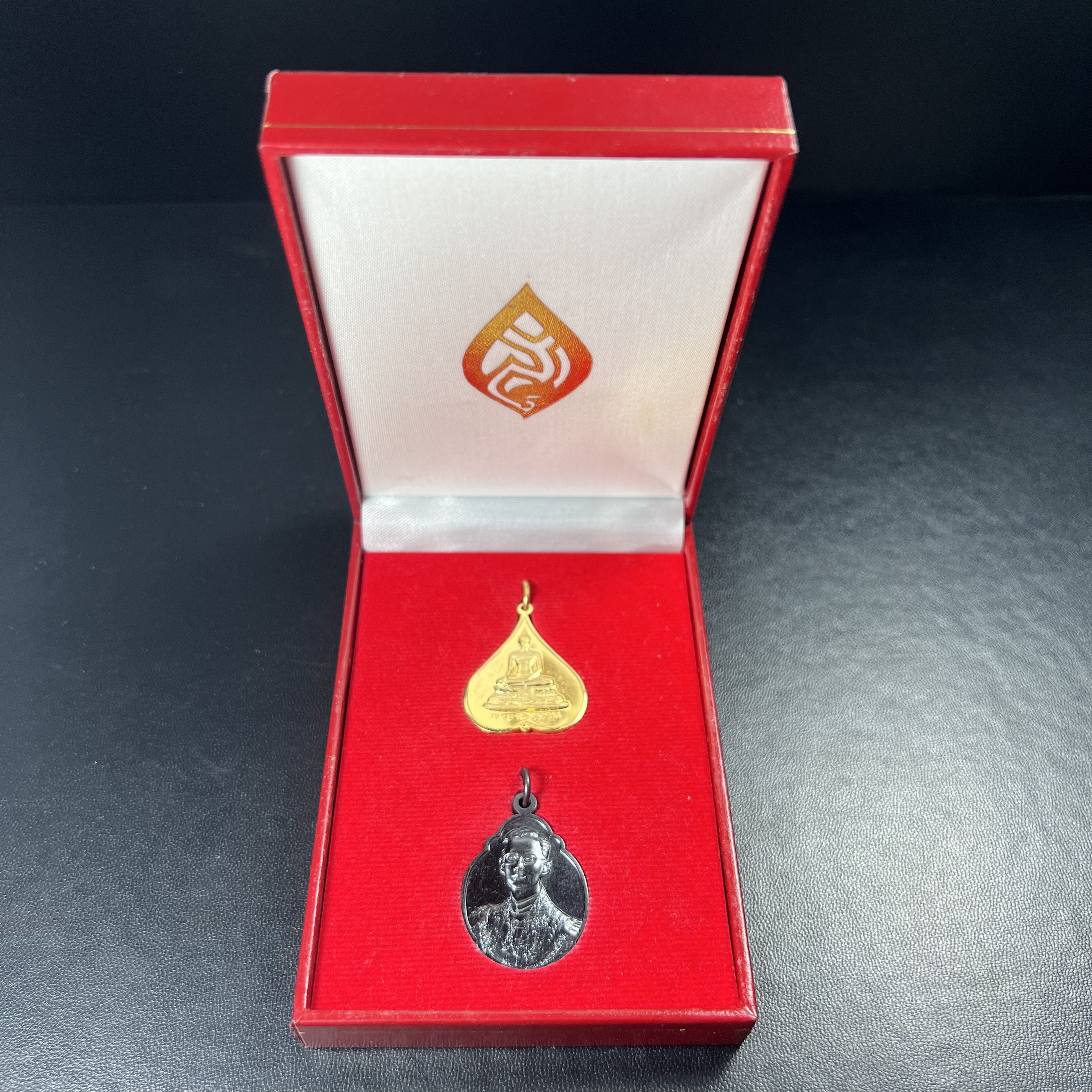 เหรียญพระราชทาน มูลนิธิ พอ.สว. ปี2541 (1ชุด มี 2 เหรียญ สภาพสวยมาก(กล่องเดิม))