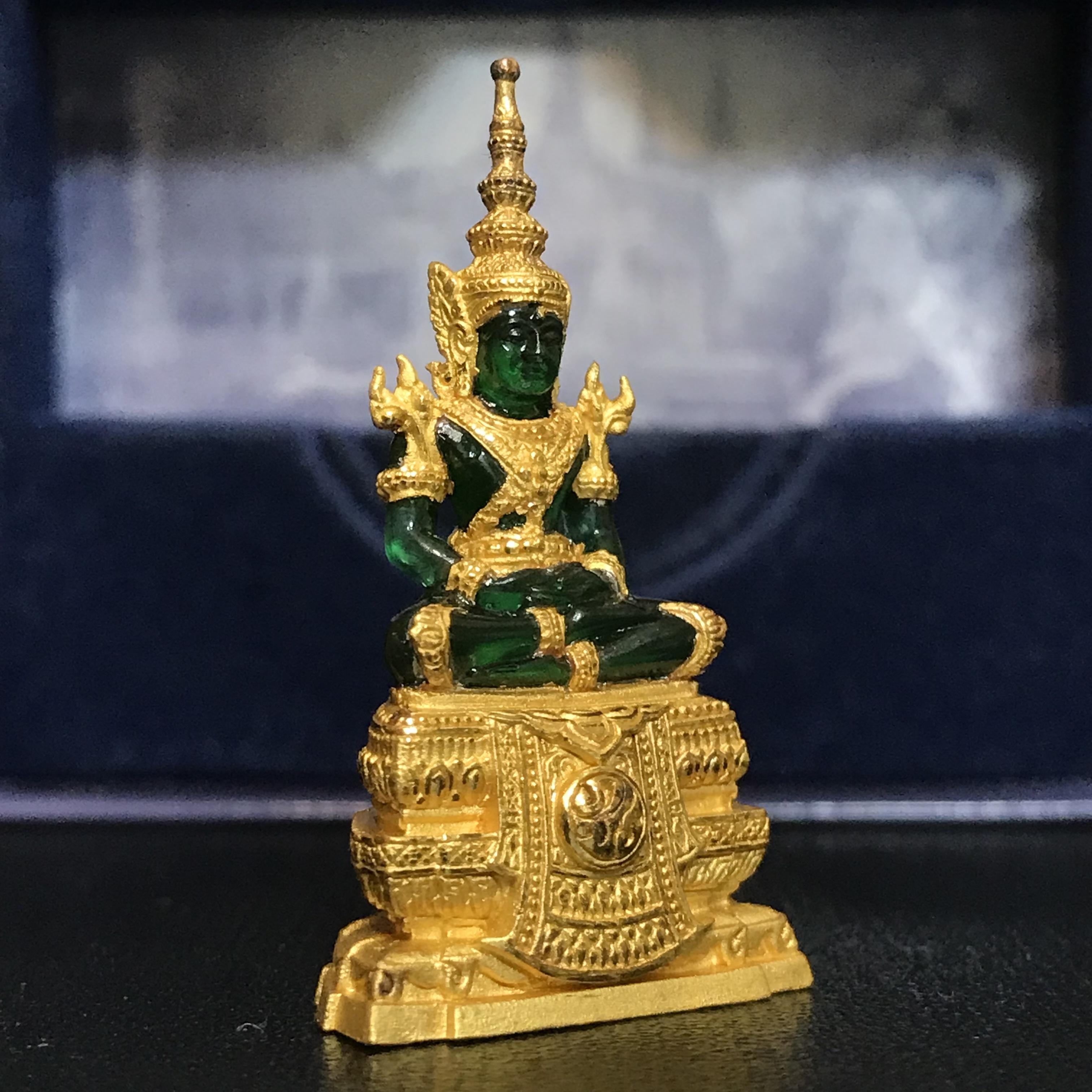 พระแก้วมรกต ภปร. ปี2547 จัดสร้างโดย รพ.ภูมิพลฯ เนื้อเรซิ่นหุ้มทองคำลอยองค์ หน้าตัก 1/2 นิ้ว