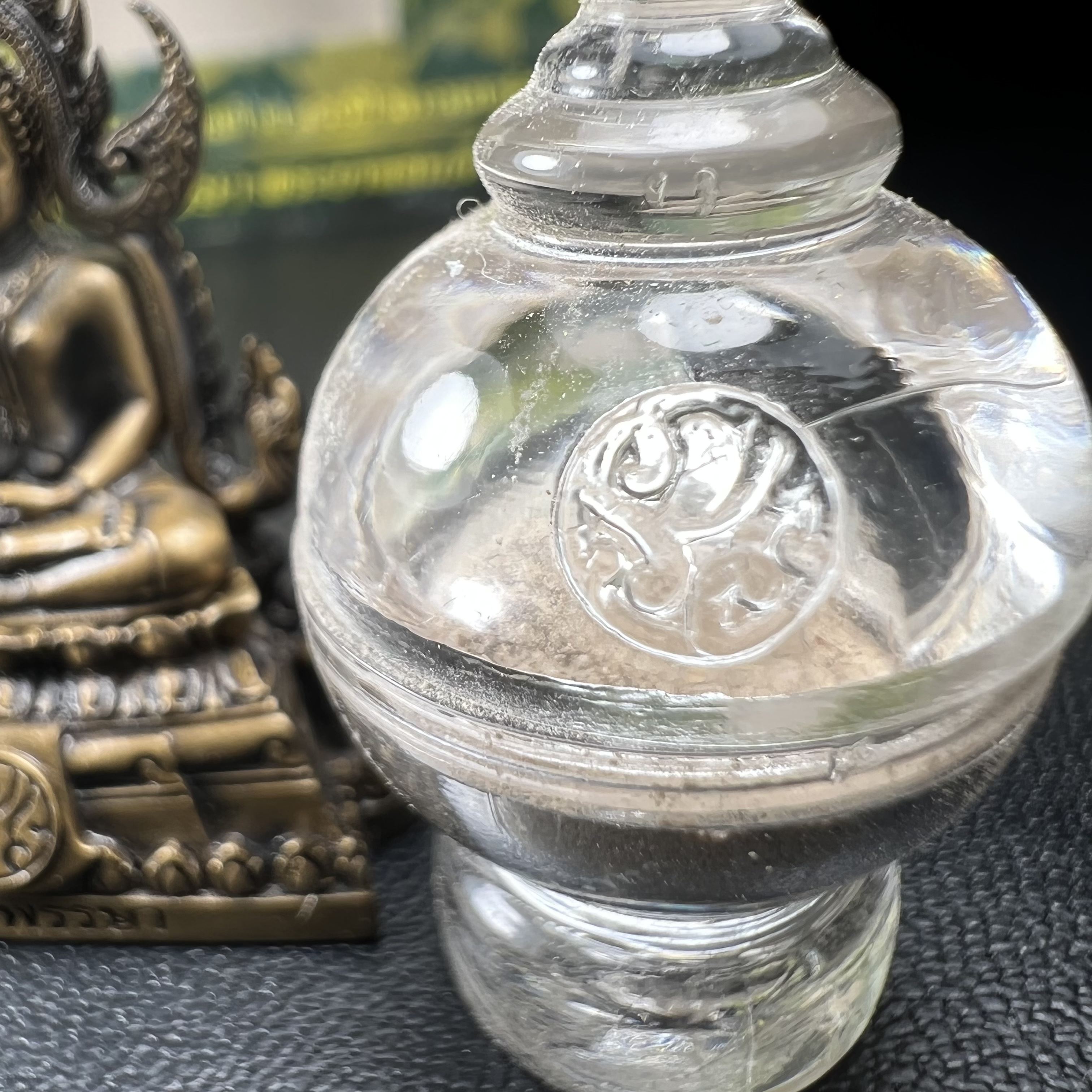 พระพุทธชินราช(จำลอง) ภปร 84 พรรษา เนื้อบรอนซ์รมดำซาติน พิมพ์กลางขนาดหน้าตัก 1/2 นิ้ว )(พระราชทานมวลสาร จิตรลดาและเส้นพระเจ้า(เส้นผม)รัชกาลที่9)