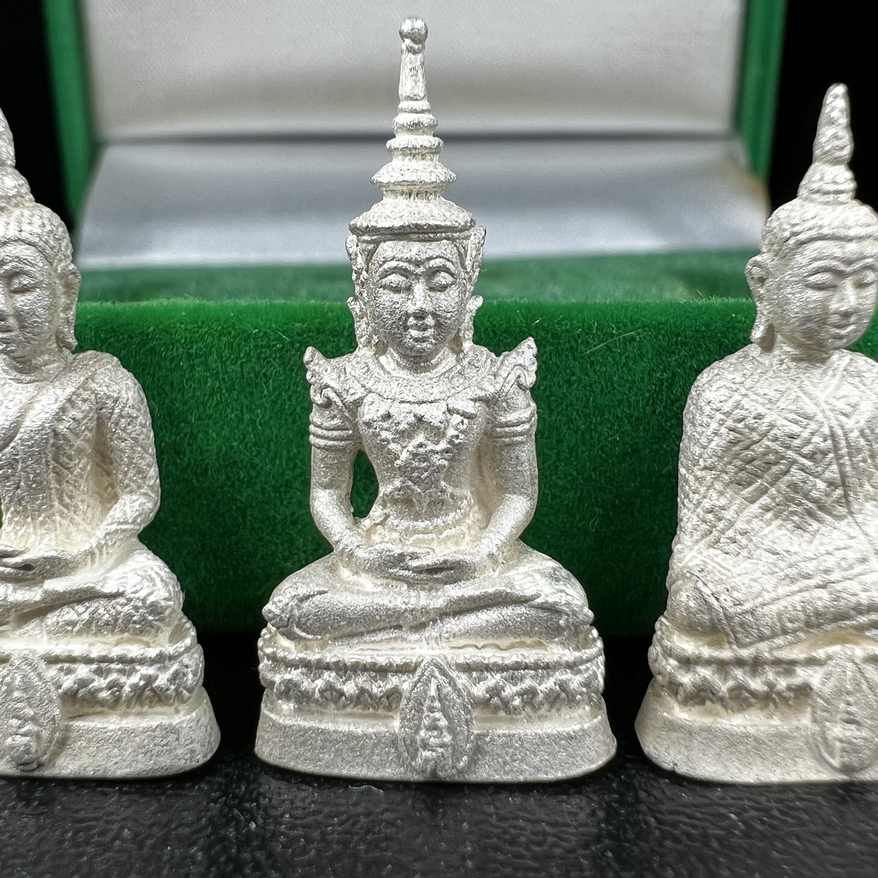 พระแก้วมรกต สธ. วัดบวรนิเวศวิหาร พ.ศ.2538 รูปเหมือนลอยองค์พระแก้วมรกต ชุดเงินบริสุทธิ์ ทรงเครื่อง 3 ฤดู (มีโค็ด หมายเลขกำกับชุดที่ 1396)พิมพ์ใหญ่ 3 องค์ 3 ฤดู ร้อน ฝน หนาว(1 ใน 2000 ชุด)หายาก