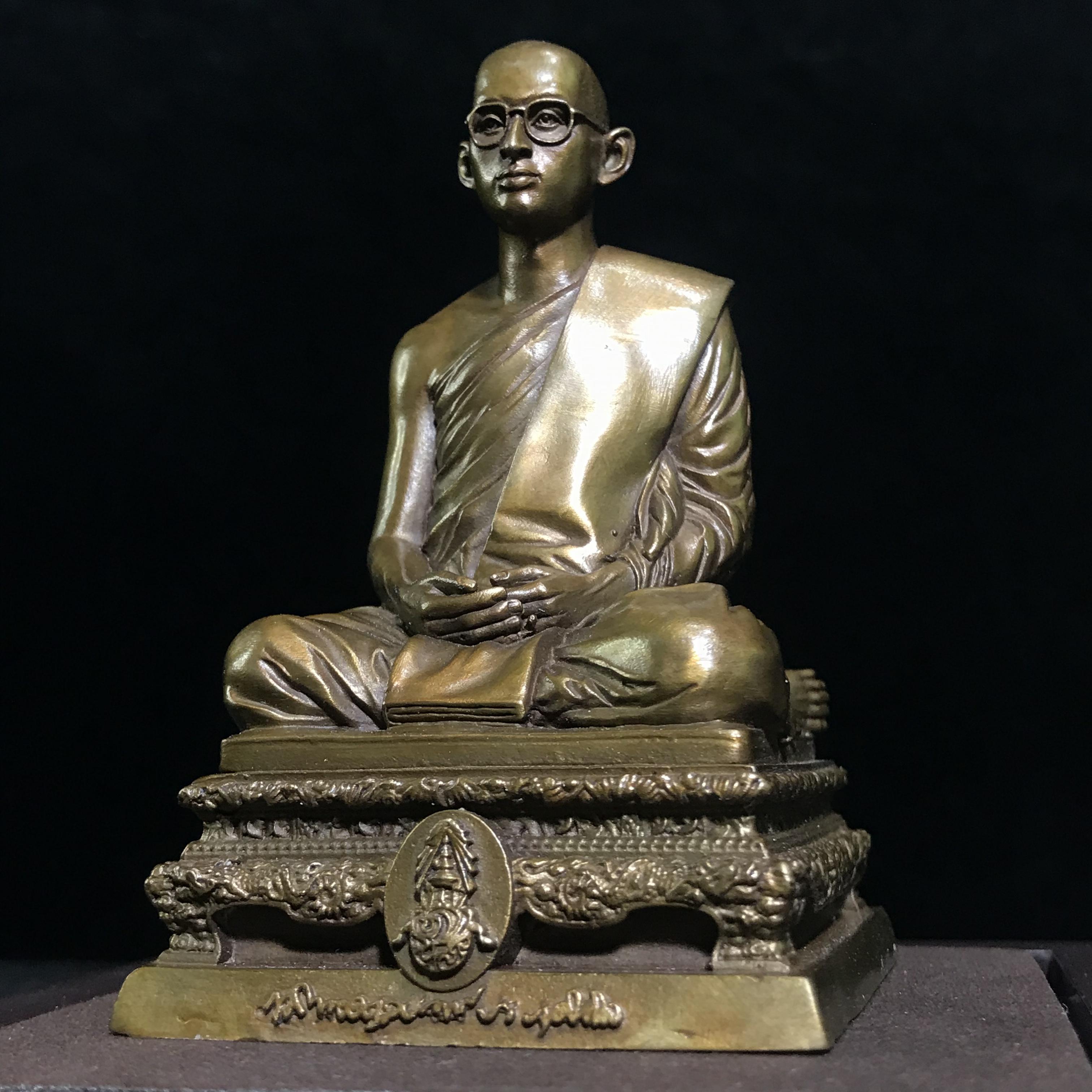 พระบรมรูปพระบาทสมเด็จพระเจ้าอยู่หัวรัชกาลที่9 ทรงผนวช(หน้าตัก2นิ้ว) เนื่องในโอกาสมหามงคลเฉลิมพระชนมพรรษา 7 รอบ 84 พรรษา 5 ธันวาคม 2554 (ใต้ฐานบรรจุผงจิตรลดามหามงคล และเส้นพระเจ้า ร.9)(คัดสภาพสวย แบบนิยม พร้อมครอบเดิม)(หายาก)