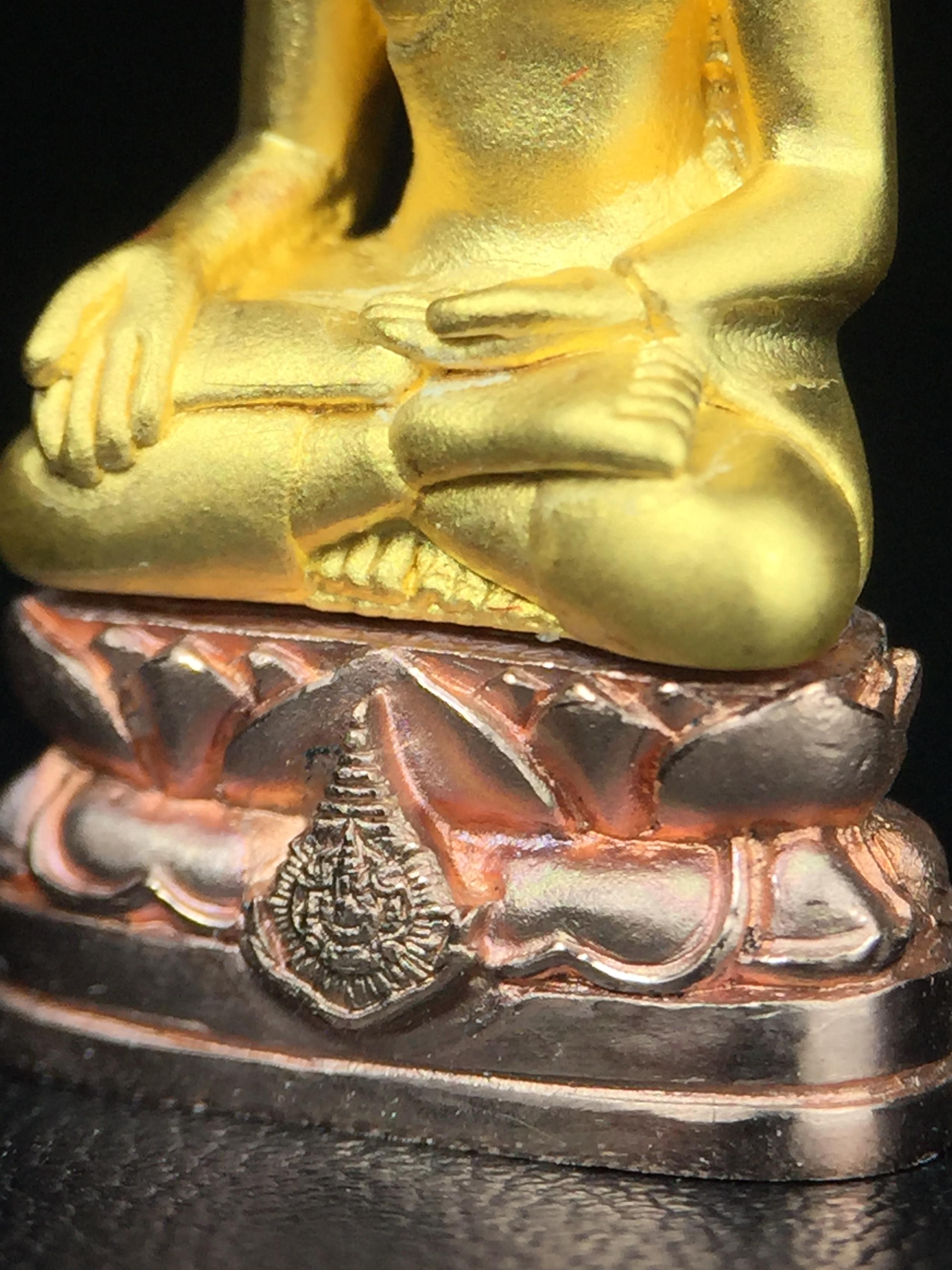 พระไพรีพินาศ รุ่นมหามงคล 72 พรรษา (6 รอบ) ในหลวงรัชกาลที่9 ปี2542 พิมพ์ใหญ่ เนื้อทองคำบริสุทธิ์ 99.9% (ฐานเนื้อนาค)แบบพ่นทรายขัดเงาบางส่วน(สภาพสวยเดิมกล่องบรรจุเดิมครบสมบูรณ์)องค์พิเศษกรรมการ(พบเจอน้อยหายากมาก)